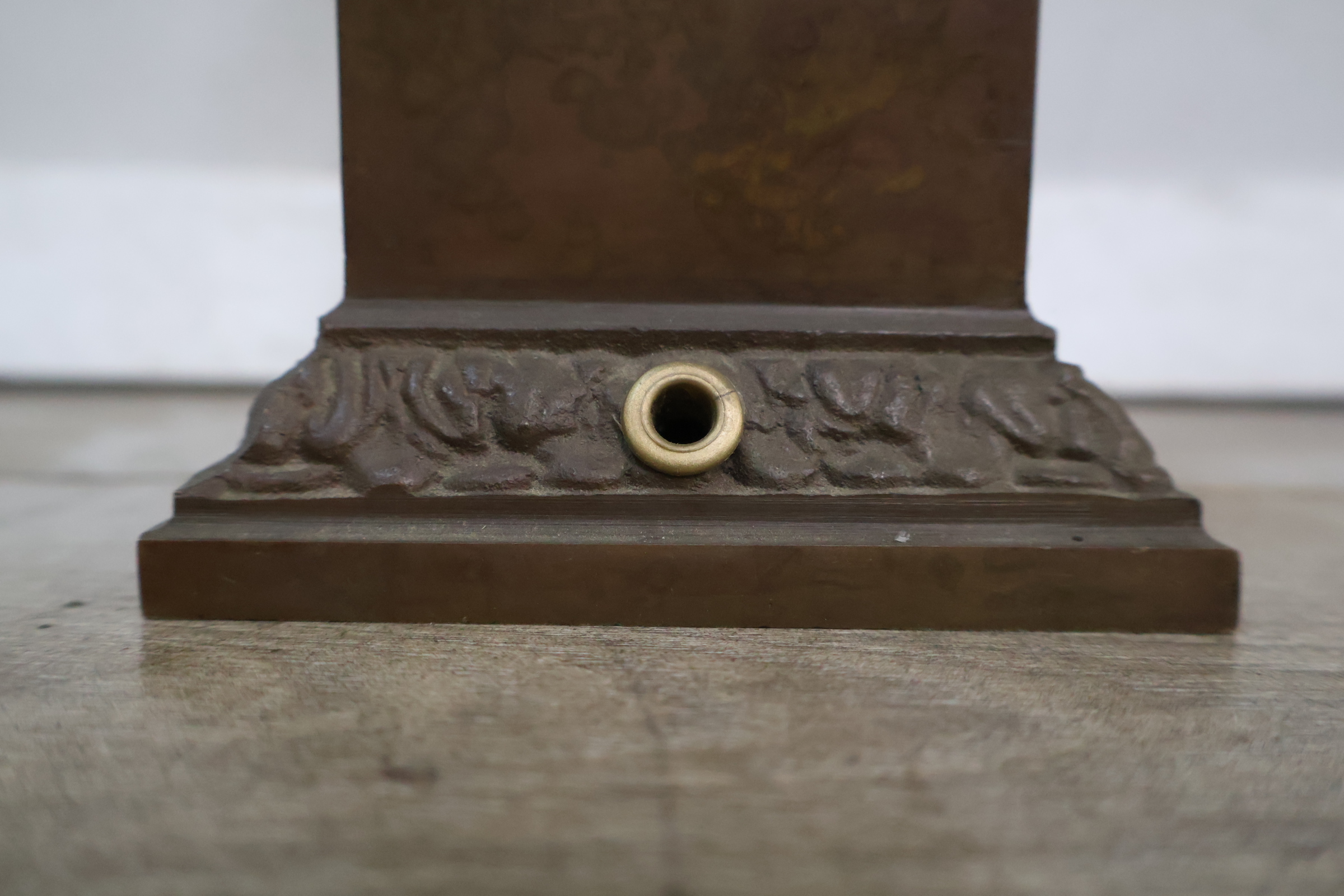 Bronzen lampenvoet met decoratief reliëf – foto 8 – kavel bij GSD Auctions, Zoeterwoude