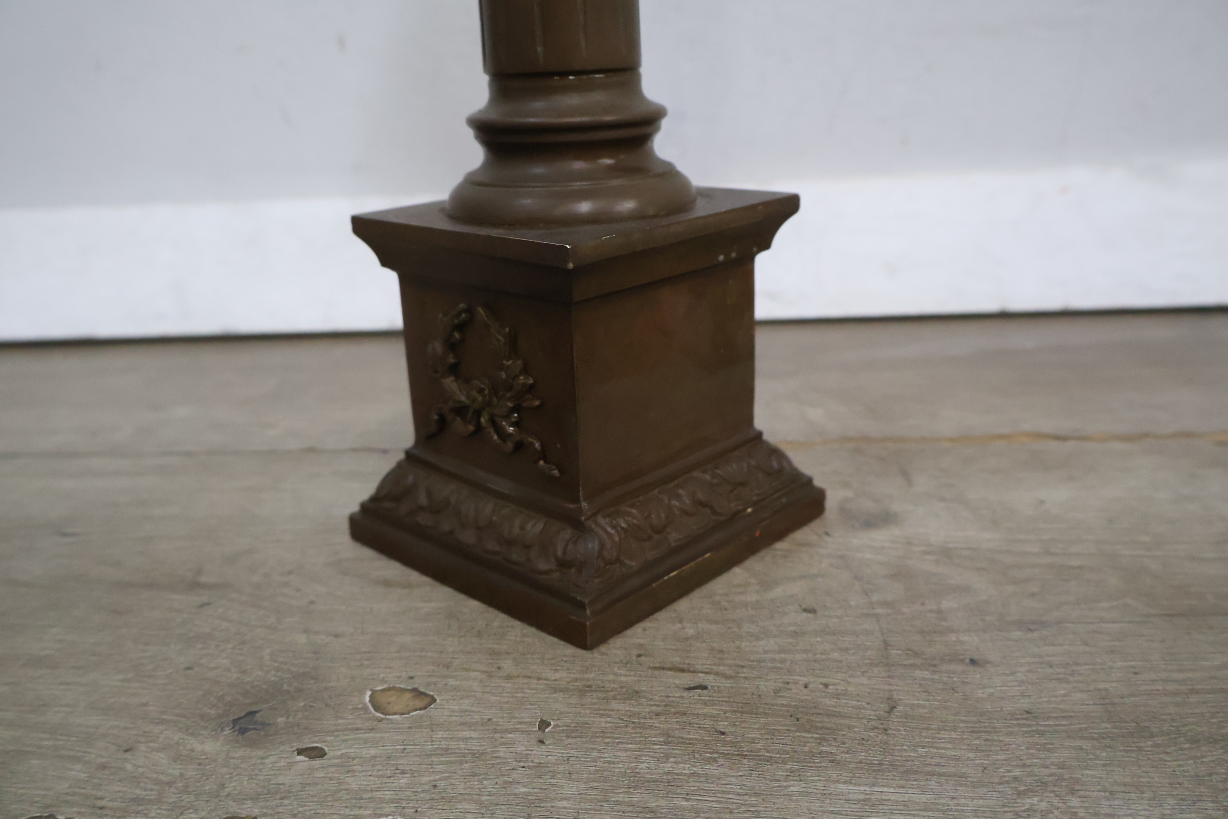 Bronzen lampenvoet met decoratief reliëf – foto 9 – kavel bij GSD Auctions, Zoeterwoude