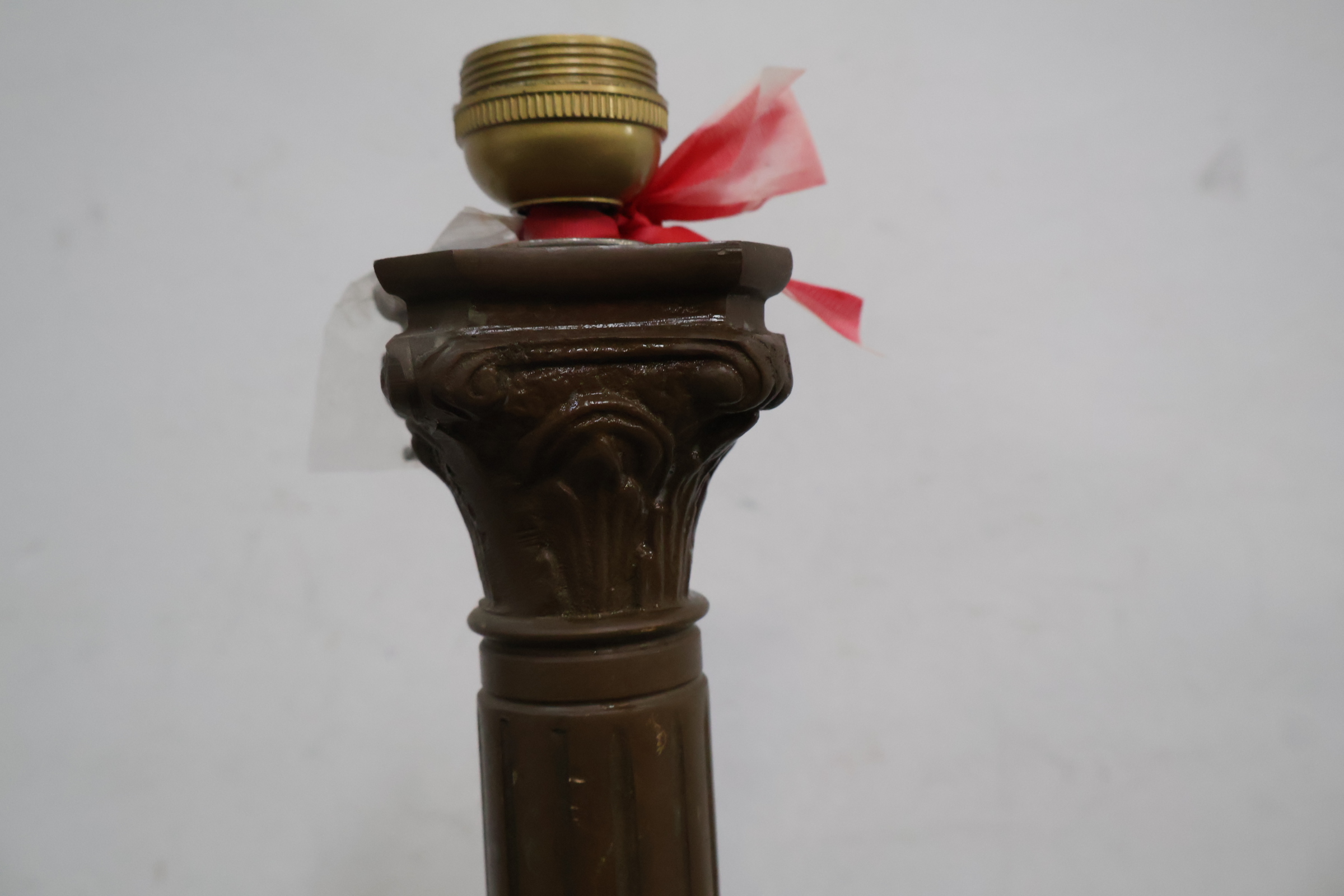 Bronzen lampenvoet met decoratief reliëf – foto 10 – kavel bij GSD Auctions, Zoeterwoude