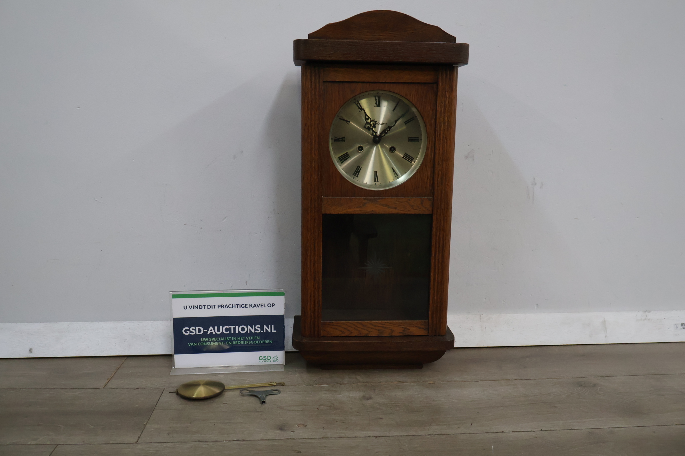 Oma Klok Met Houten Kader – foto 2 – kavel bij GSD Auctions, Zoeterwoude