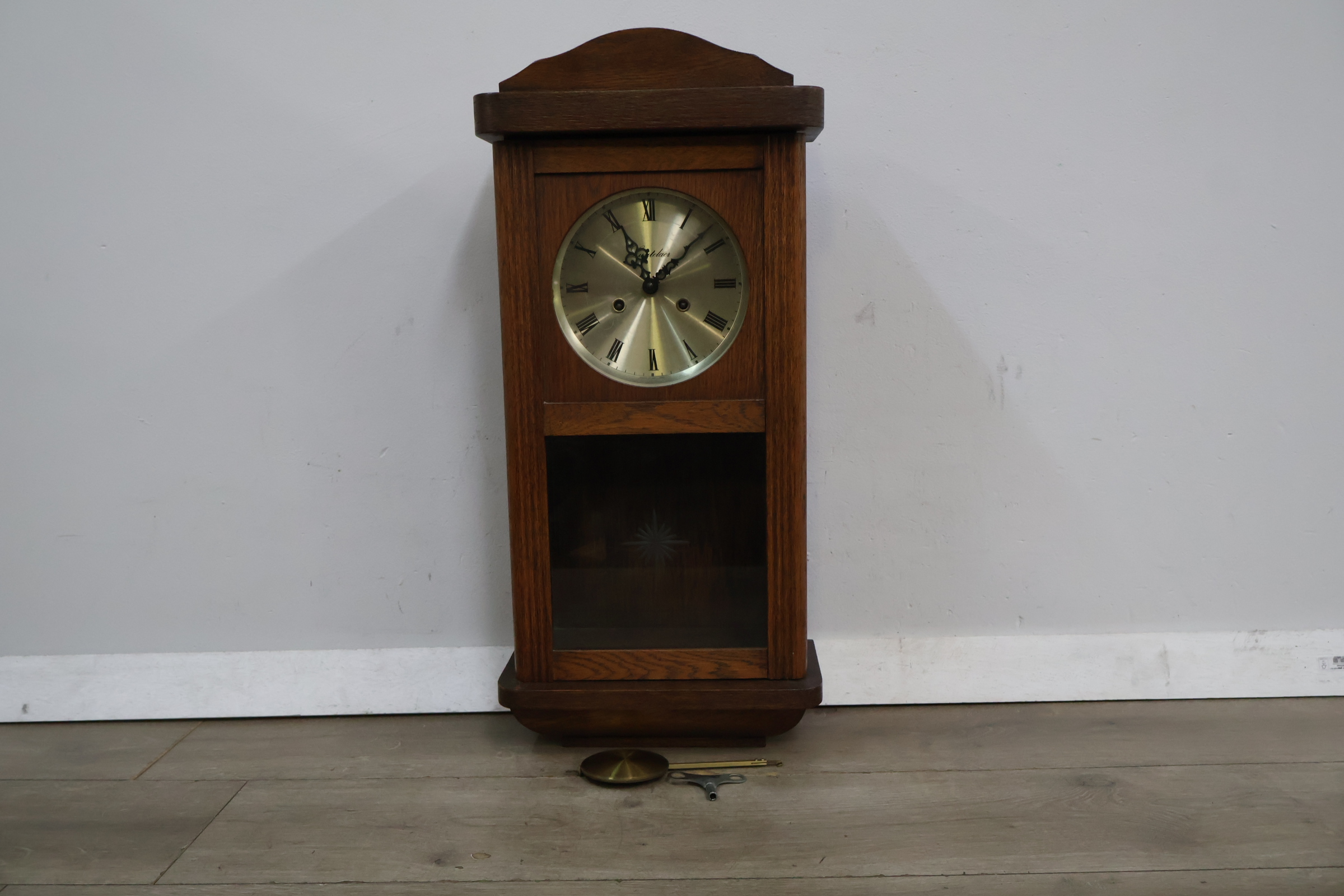 Oma Klok Met Houten Kader – foto 3 – kavel bij GSD Auctions, Zoeterwoude