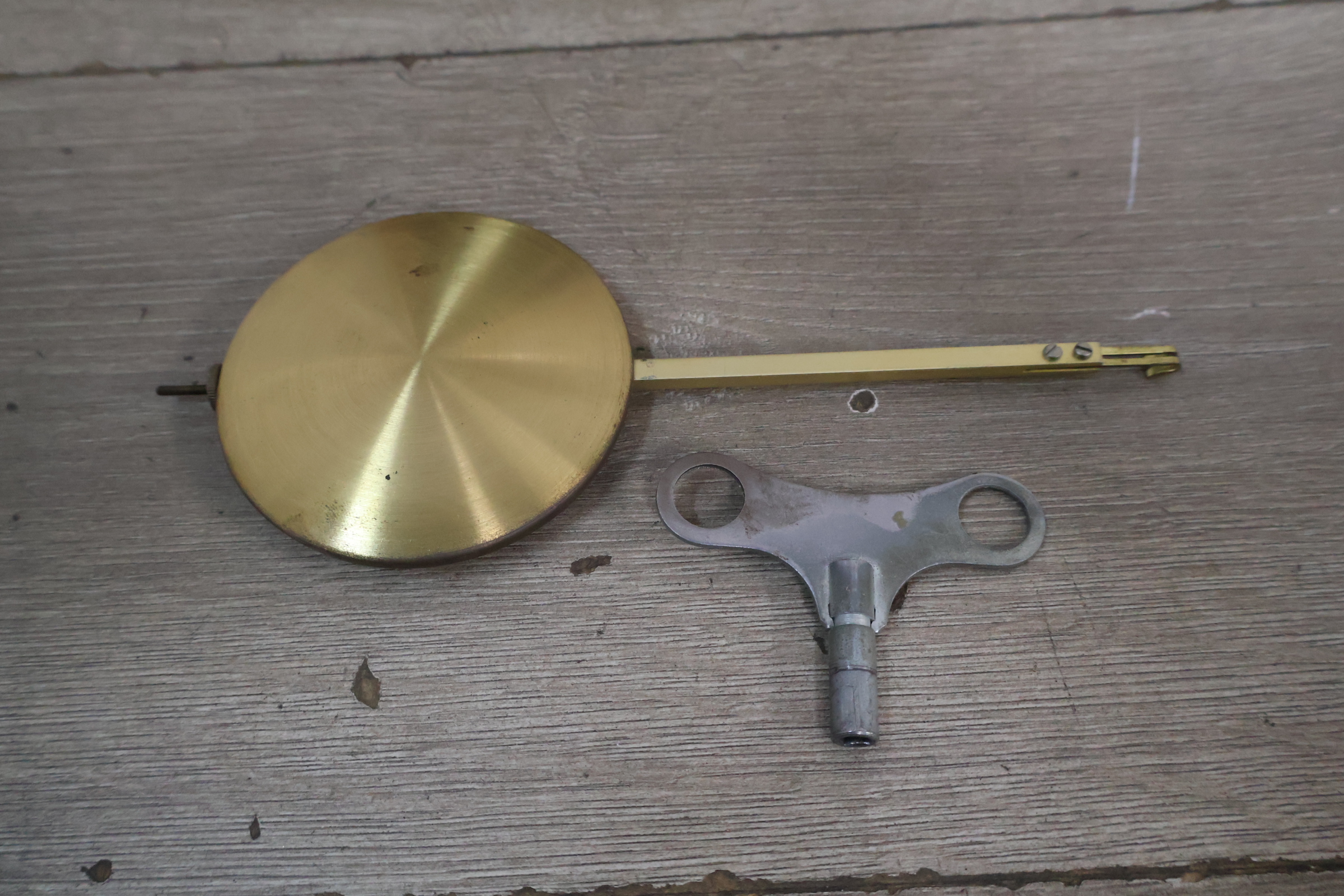 Oma Klok Met Houten Kader – foto 4 – kavel bij GSD Auctions, Zoeterwoude