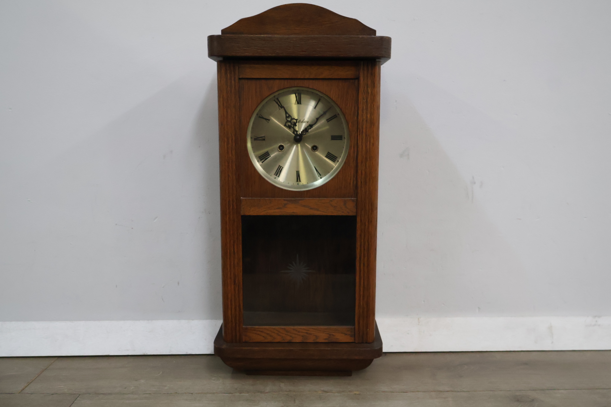 Oma Klok Met Houten Kader – foto 5 – kavel bij GSD Auctions, Zoeterwoude