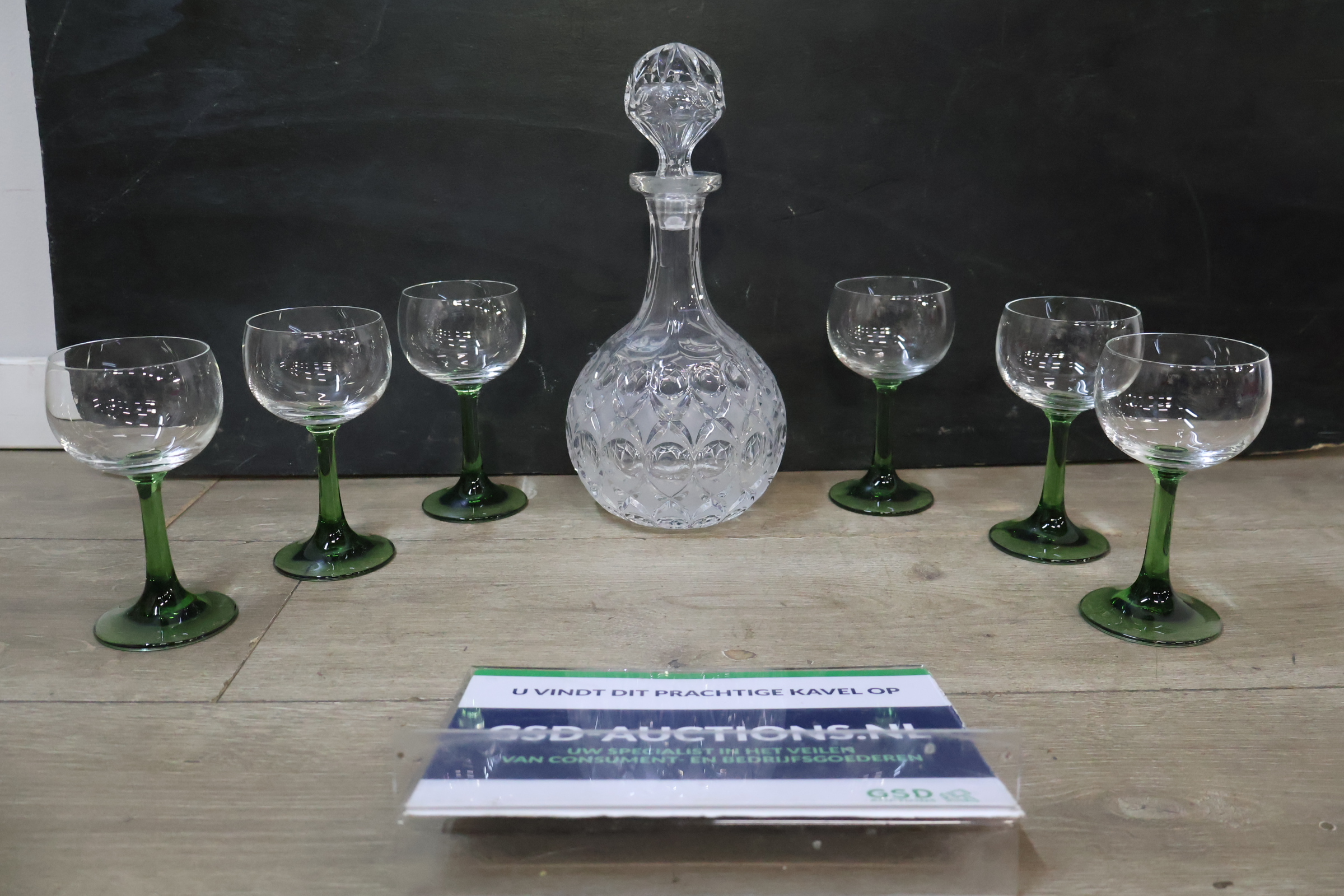 Kristallen karaf met zes wijnglazen met groene steel – foto 2 – kavel bij GSD Auctions, Zoeterwoude