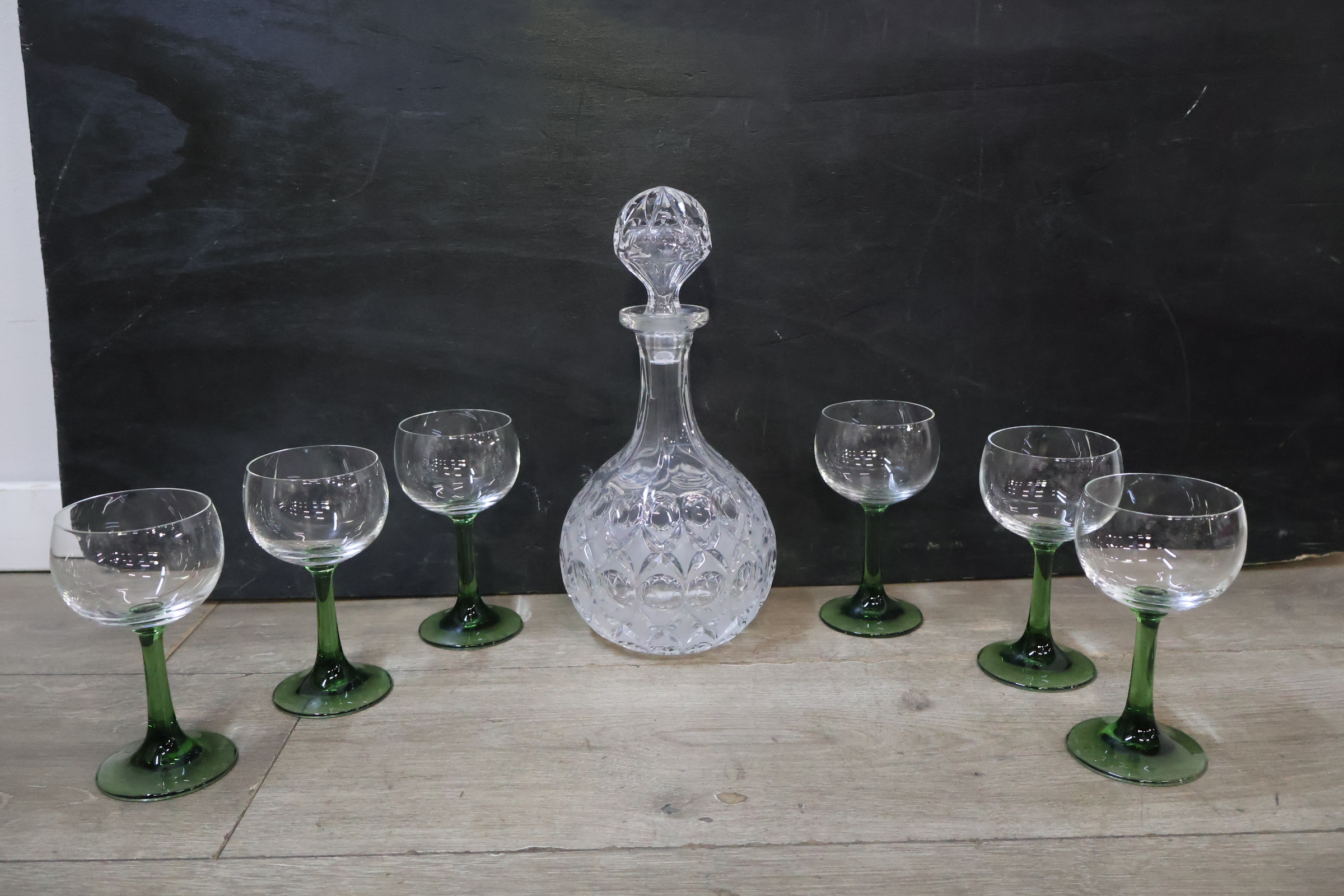Kristallen karaf met zes wijnglazen met groene steel – foto 3 – kavel bij GSD Auctions, Zoeterwoude