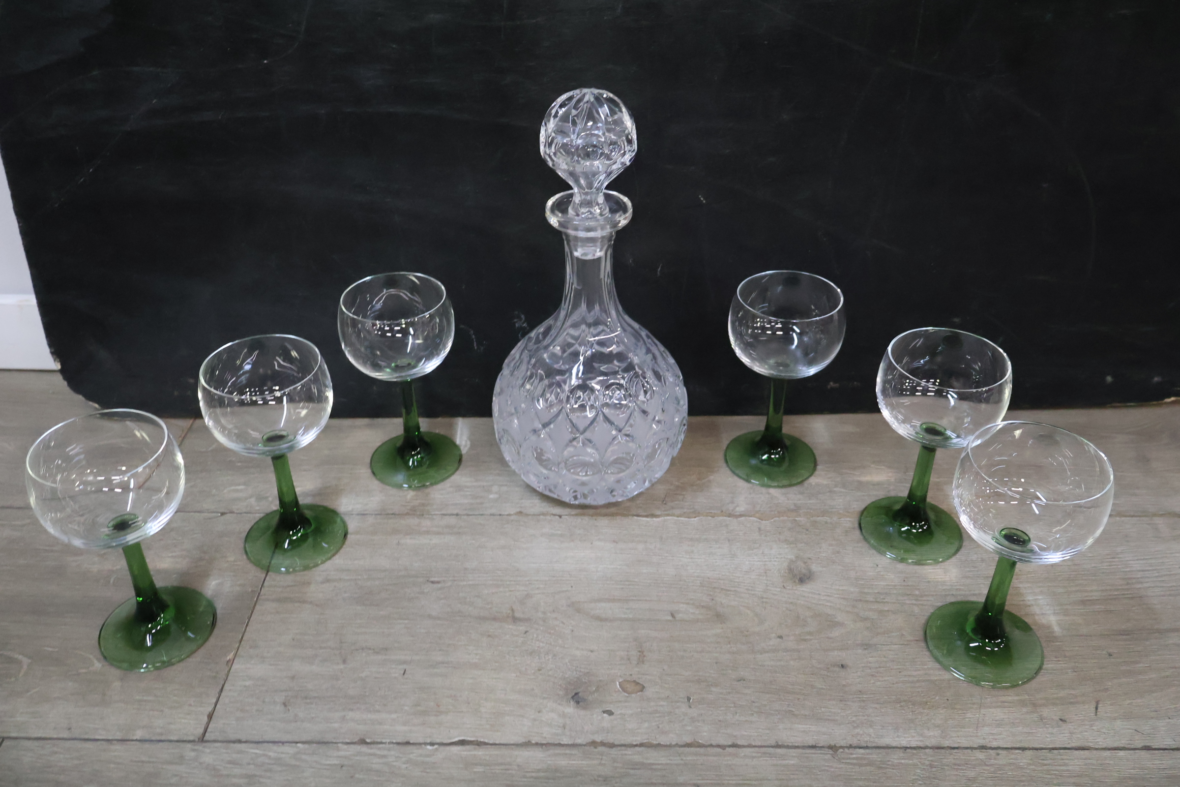 Kristallen karaf met zes wijnglazen met groene steel – foto 4 – kavel bij GSD Auctions, Zoeterwoude