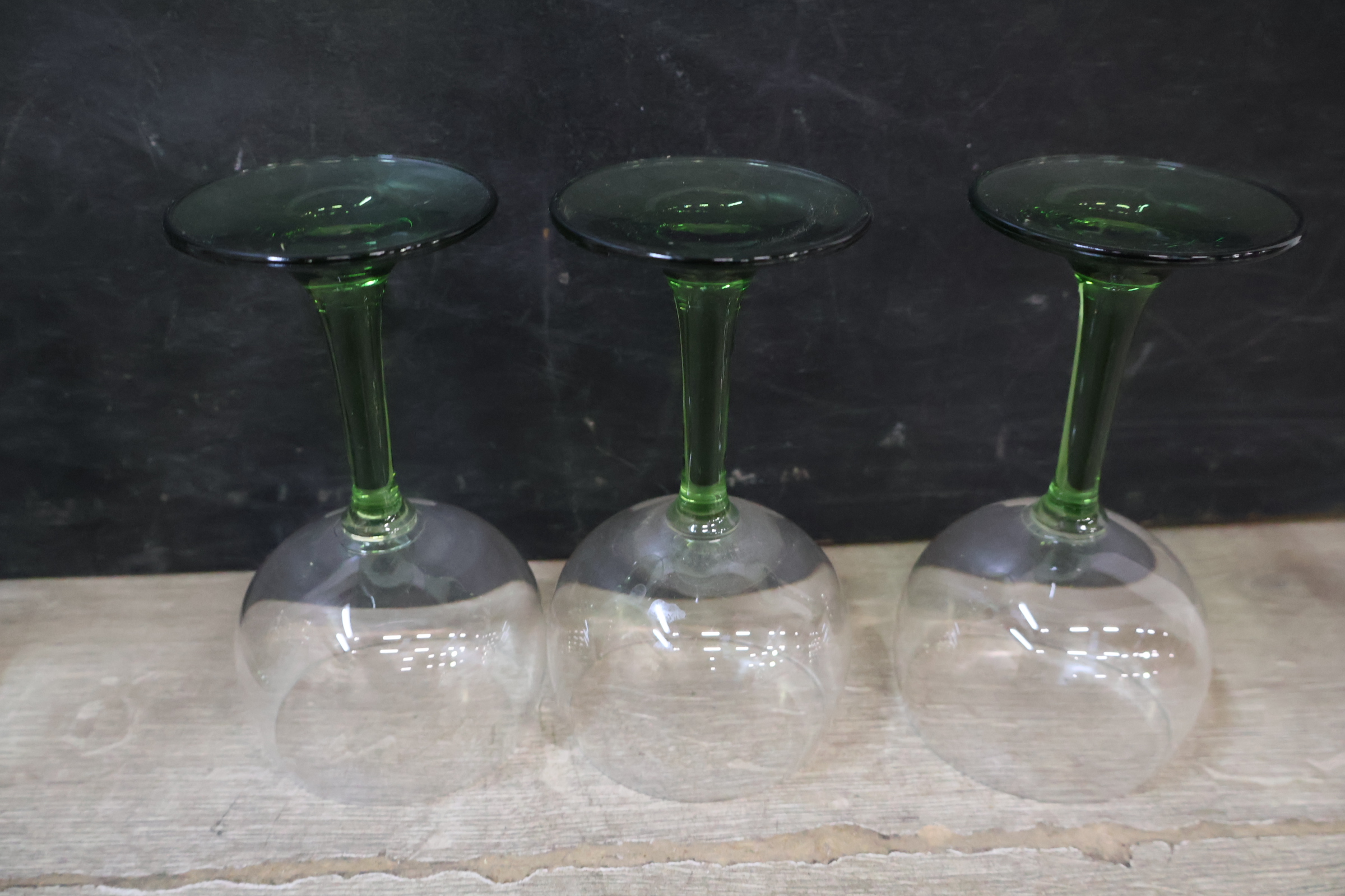 Kristallen karaf met zes wijnglazen met groene steel – foto 5 – kavel bij GSD Auctions, Zoeterwoude