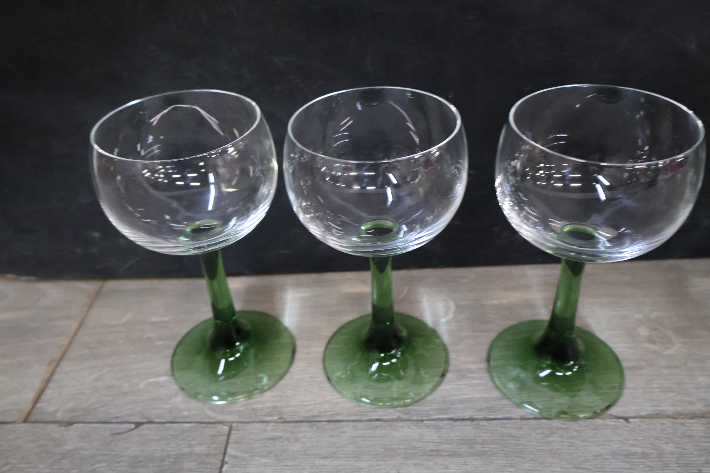 Kristallen karaf met zes wijnglazen met groene steel – foto 6 – kavel bij GSD Auctions, Zoeterwoude