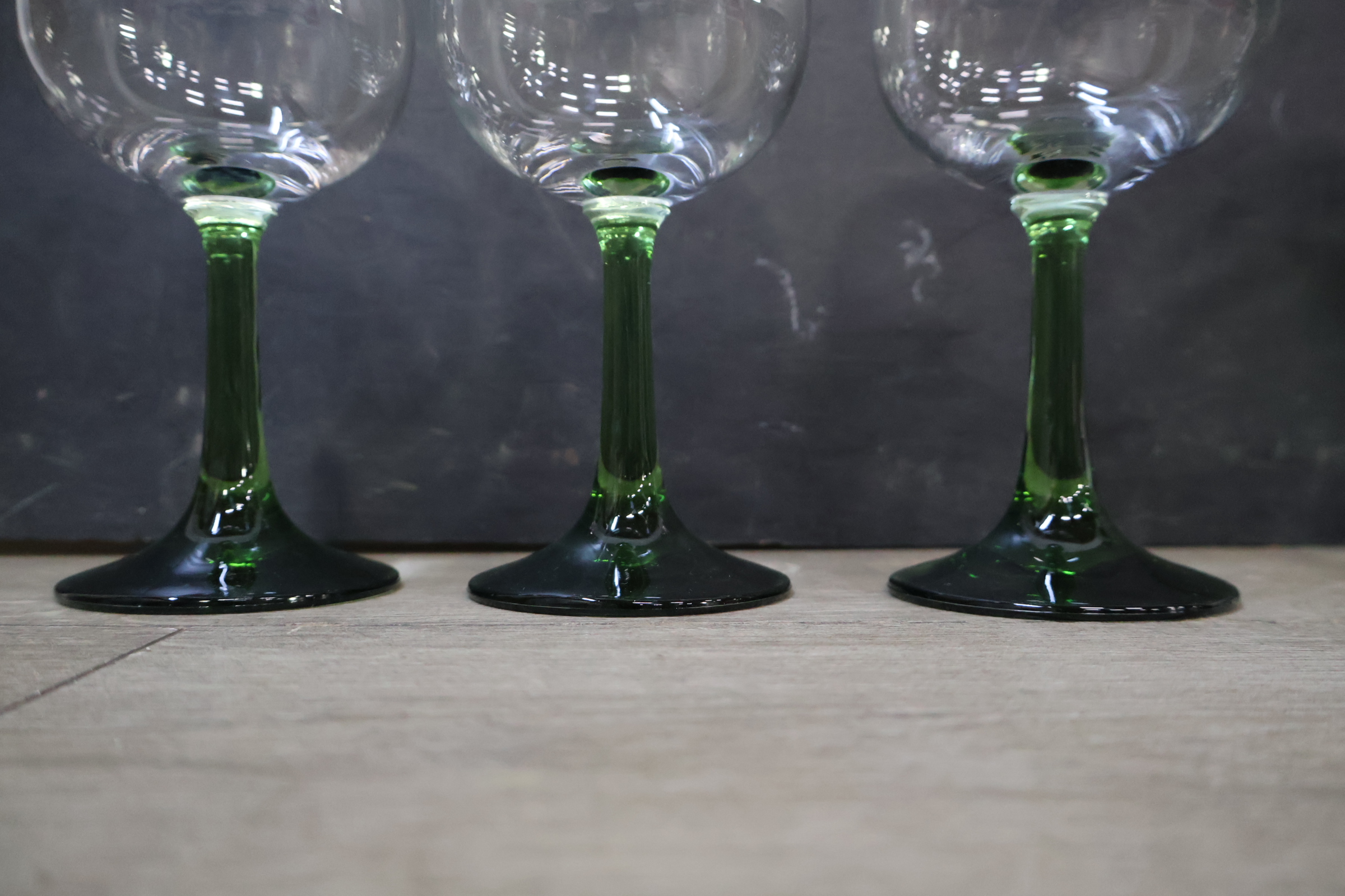 Kristallen karaf met zes wijnglazen met groene steel – foto 7 – kavel bij GSD Auctions, Zoeterwoude