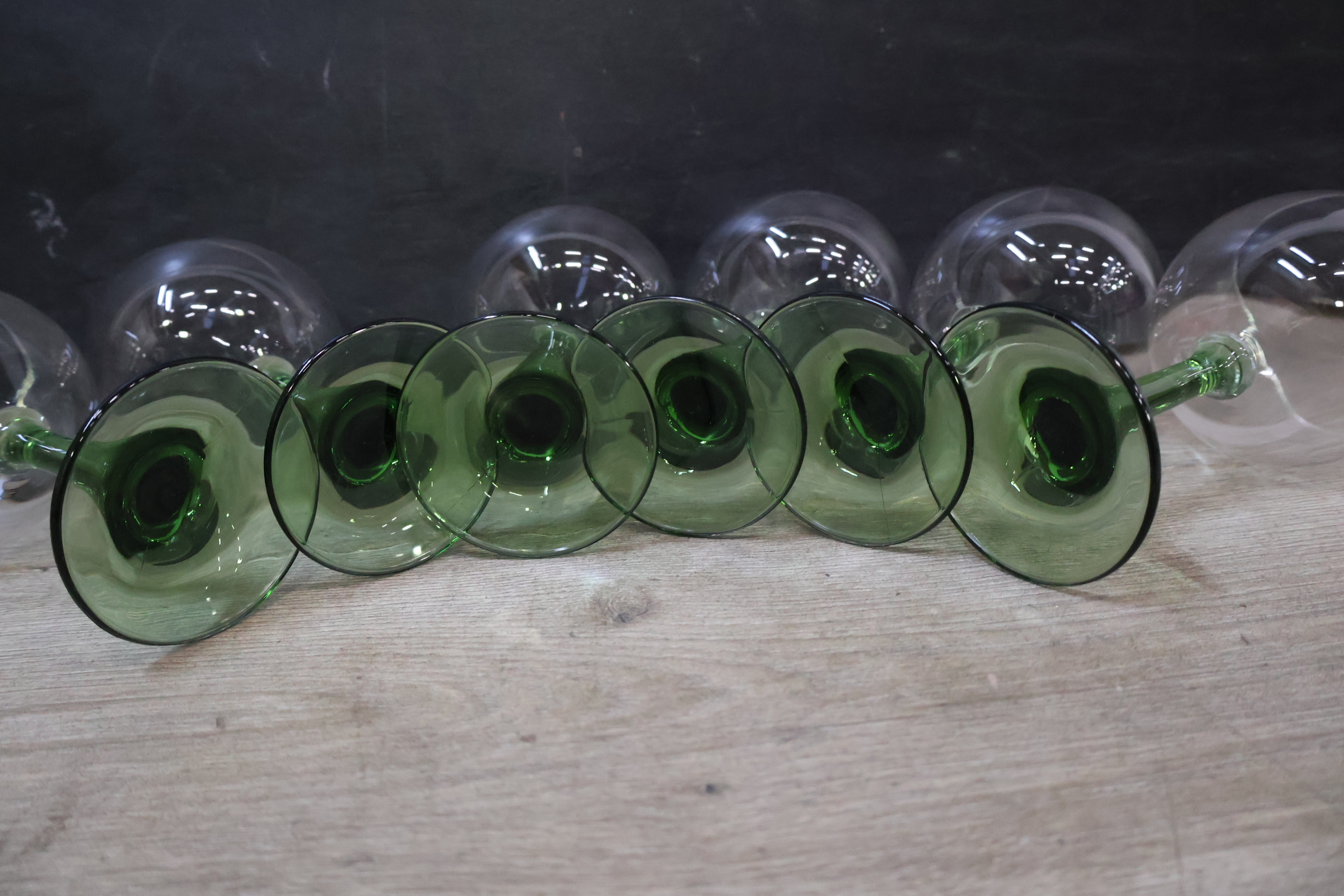 Kristallen karaf met zes wijnglazen met groene steel – foto 8 – kavel bij GSD Auctions, Zoeterwoude