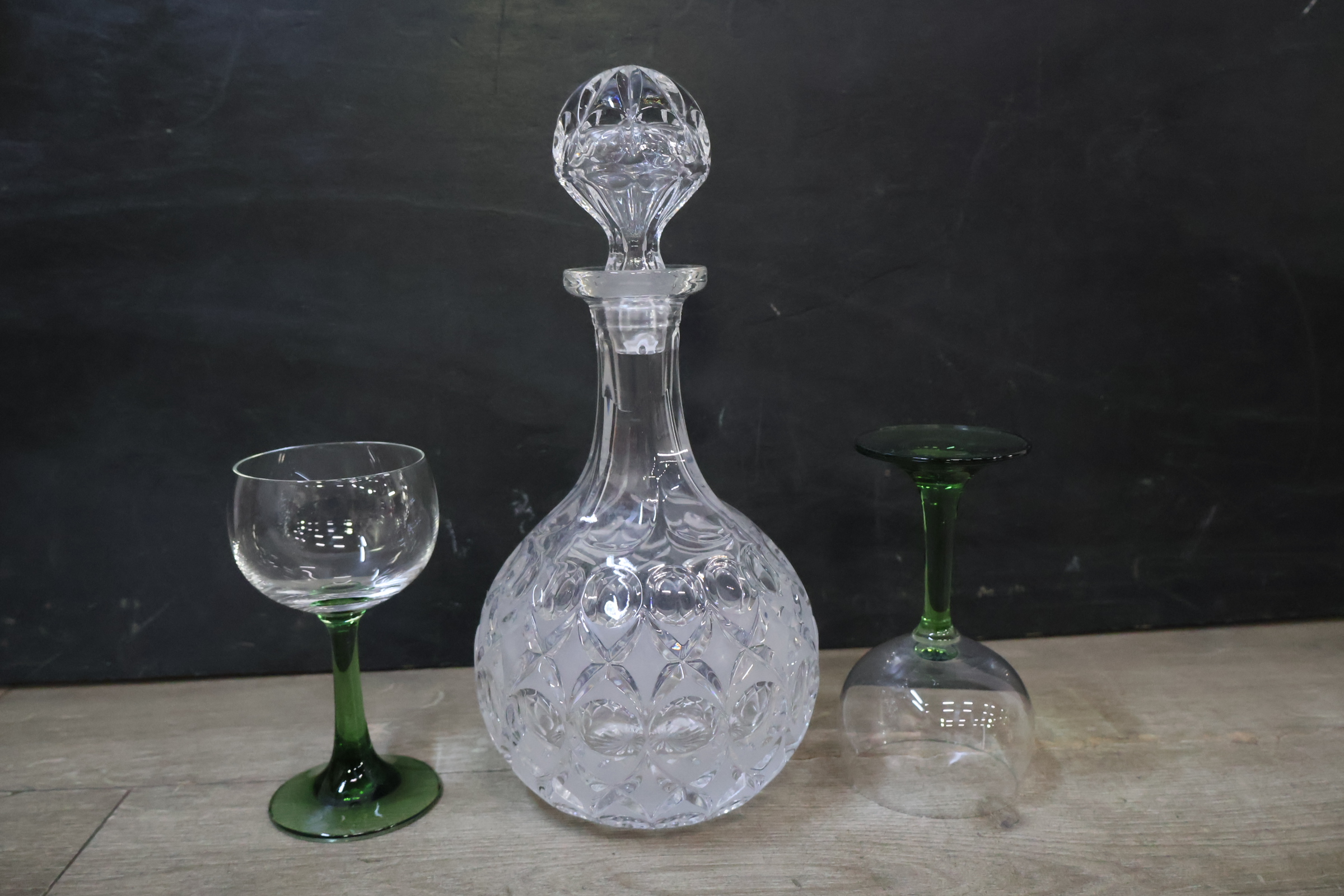 Kristallen karaf met zes wijnglazen met groene steel – foto 10 – kavel bij GSD Auctions, Zoeterwoude