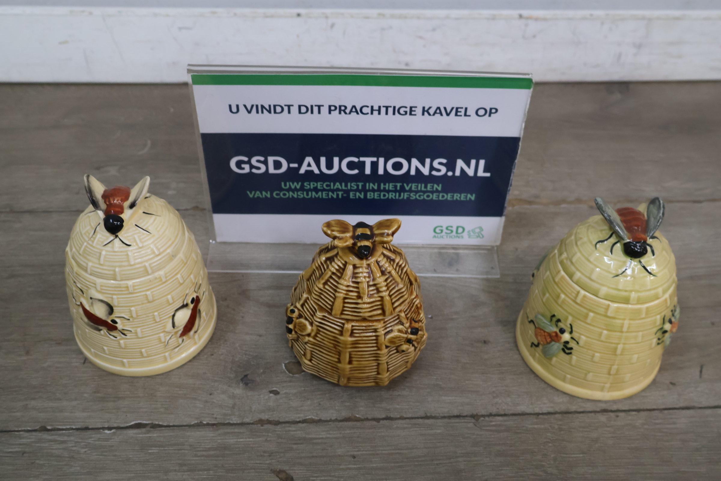 Set van drie bijenkorf keramieken decoraties – foto 2 – kavel bij GSD Auctions, Zoeterwoude