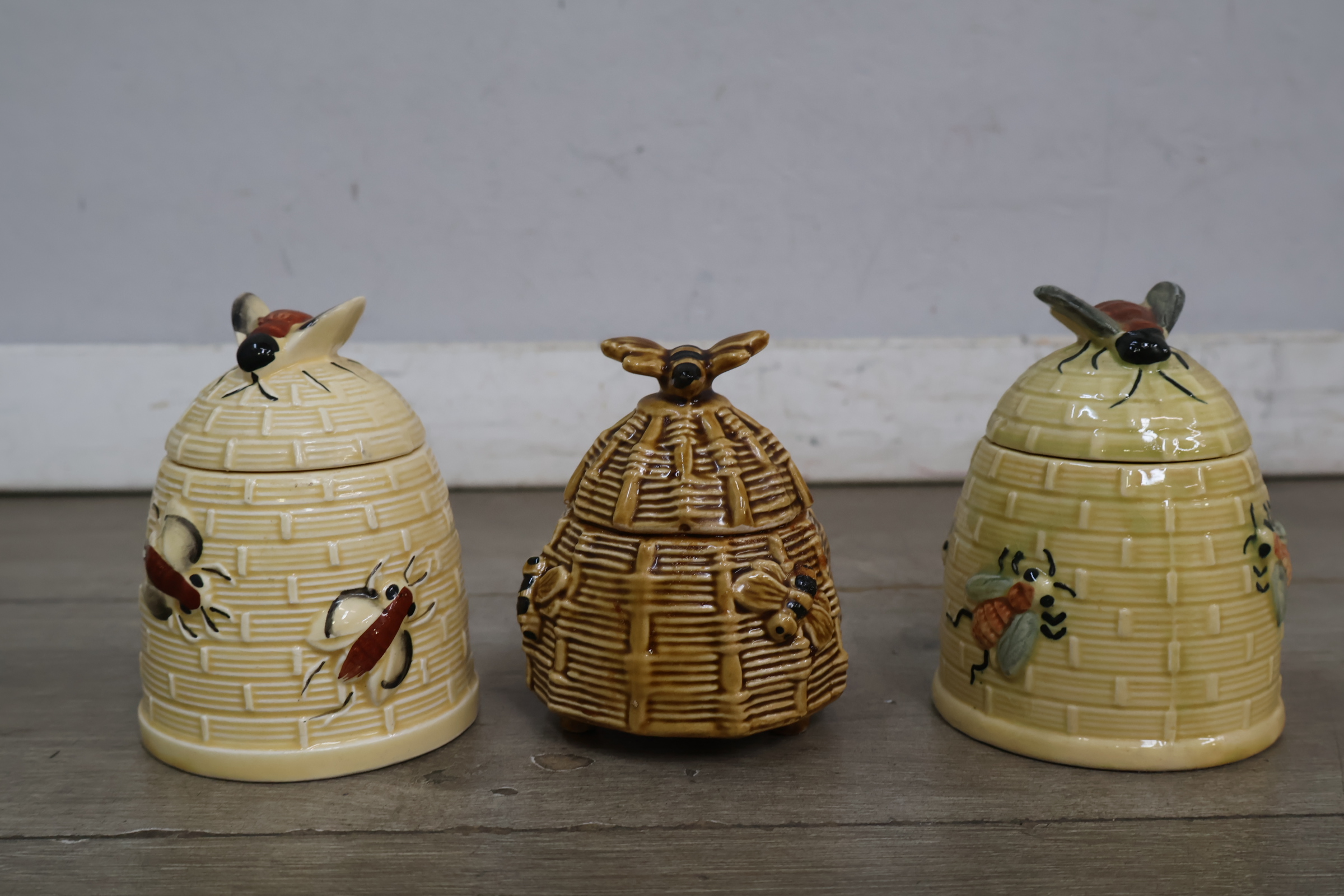 Set van drie bijenkorf keramieken decoraties – foto 3 – kavel bij GSD Auctions, Zoeterwoude