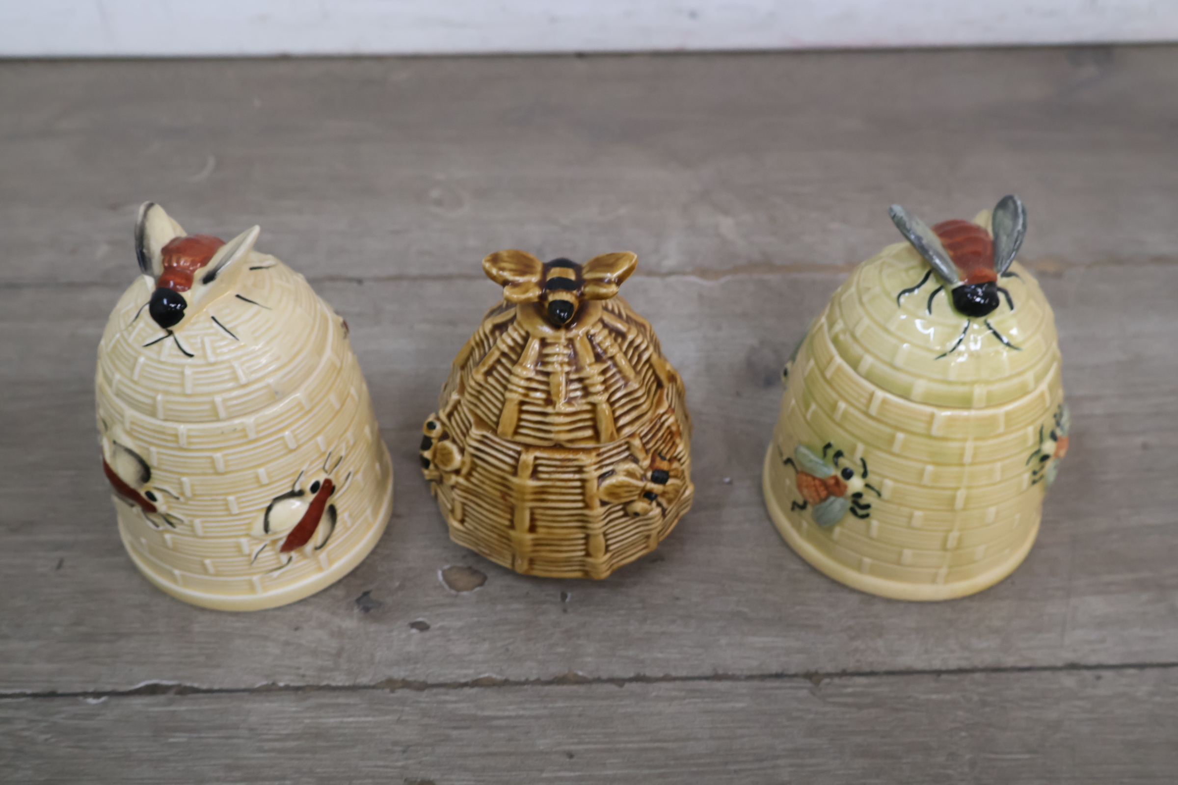 Set van drie bijenkorf keramieken decoraties – foto 4 – kavel bij GSD Auctions, Zoeterwoude