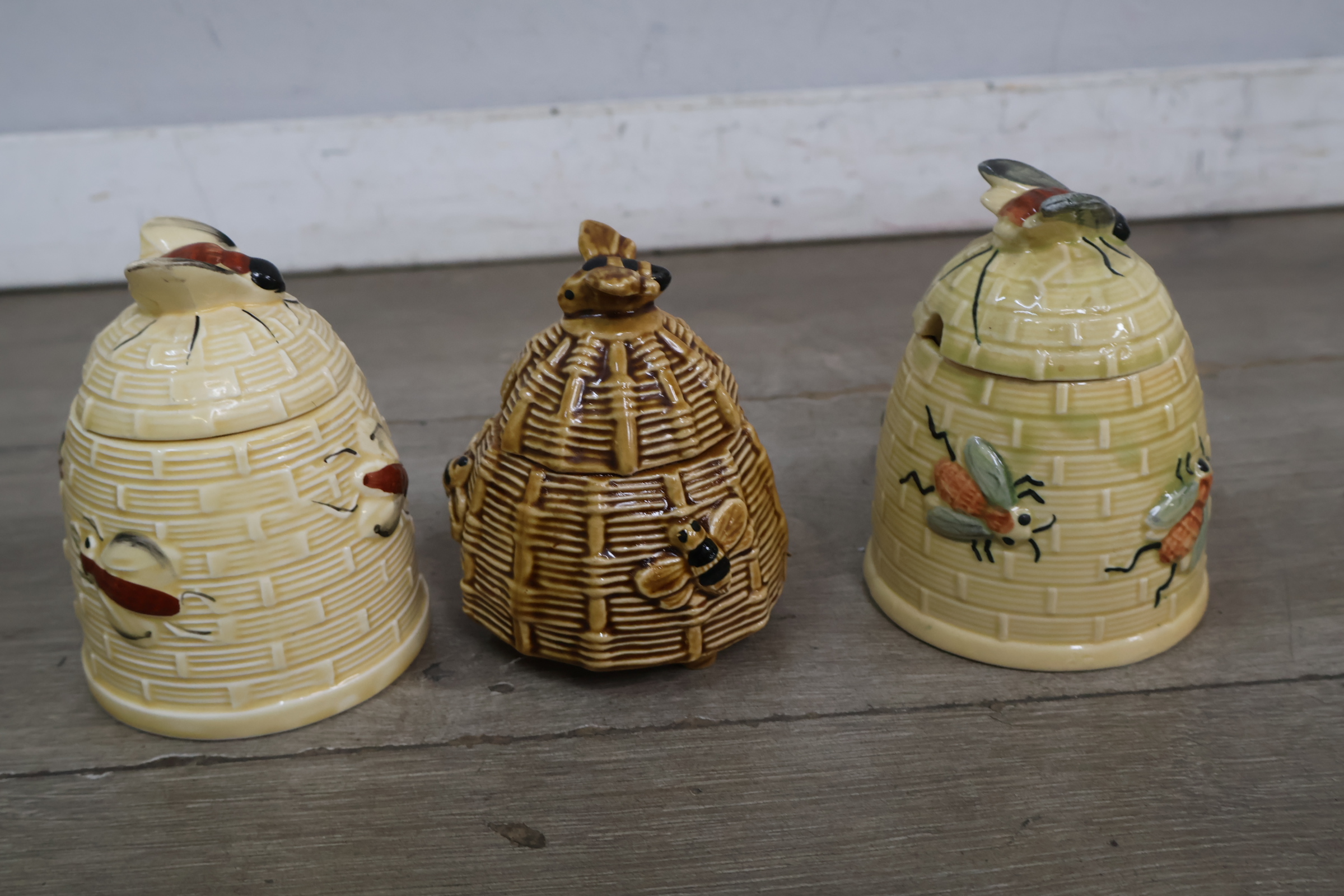 Set van drie bijenkorf keramieken decoraties – foto 5 – kavel bij GSD Auctions, Zoeterwoude