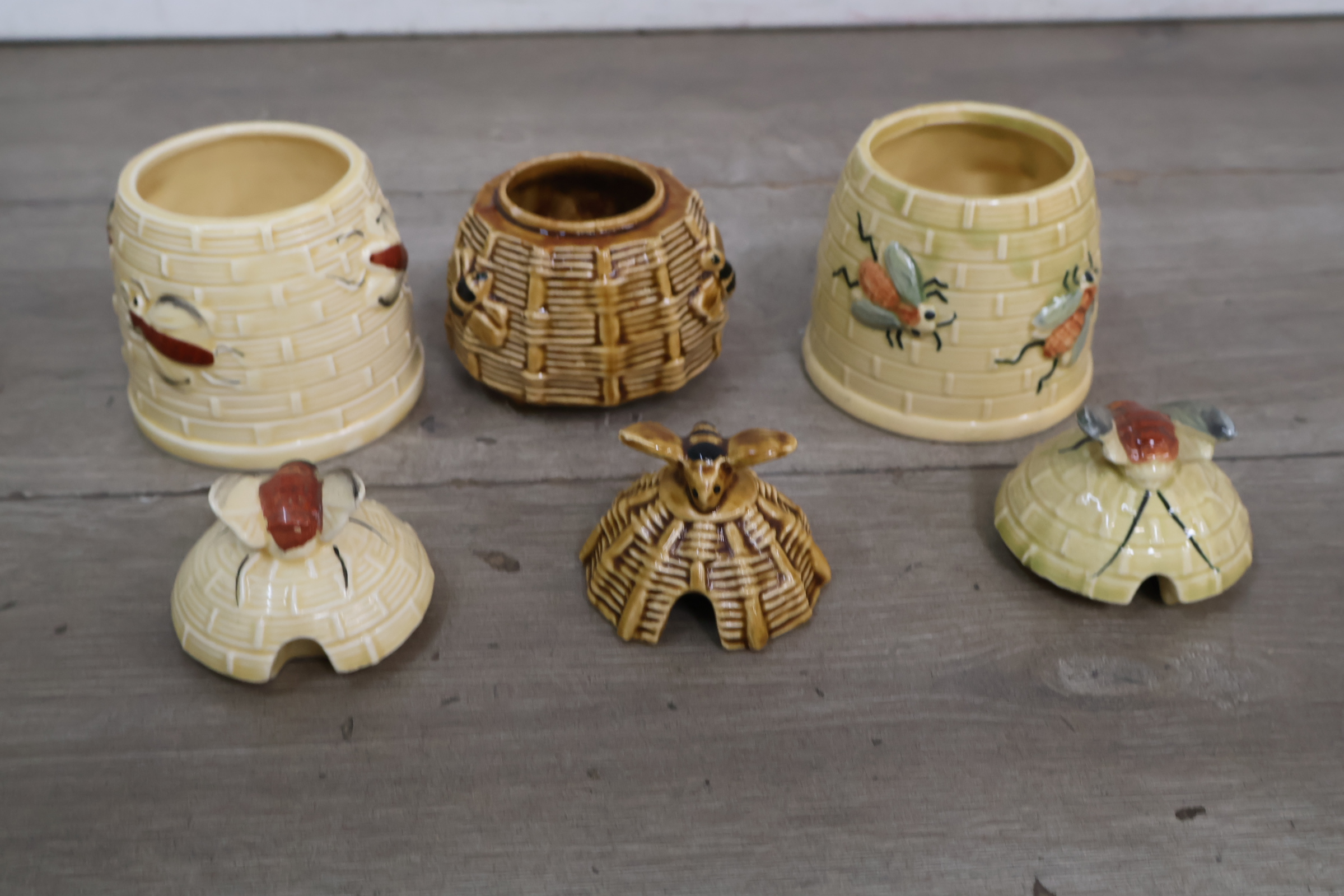 Set van drie bijenkorf keramieken decoraties – foto 6 – kavel bij GSD Auctions, Zoeterwoude