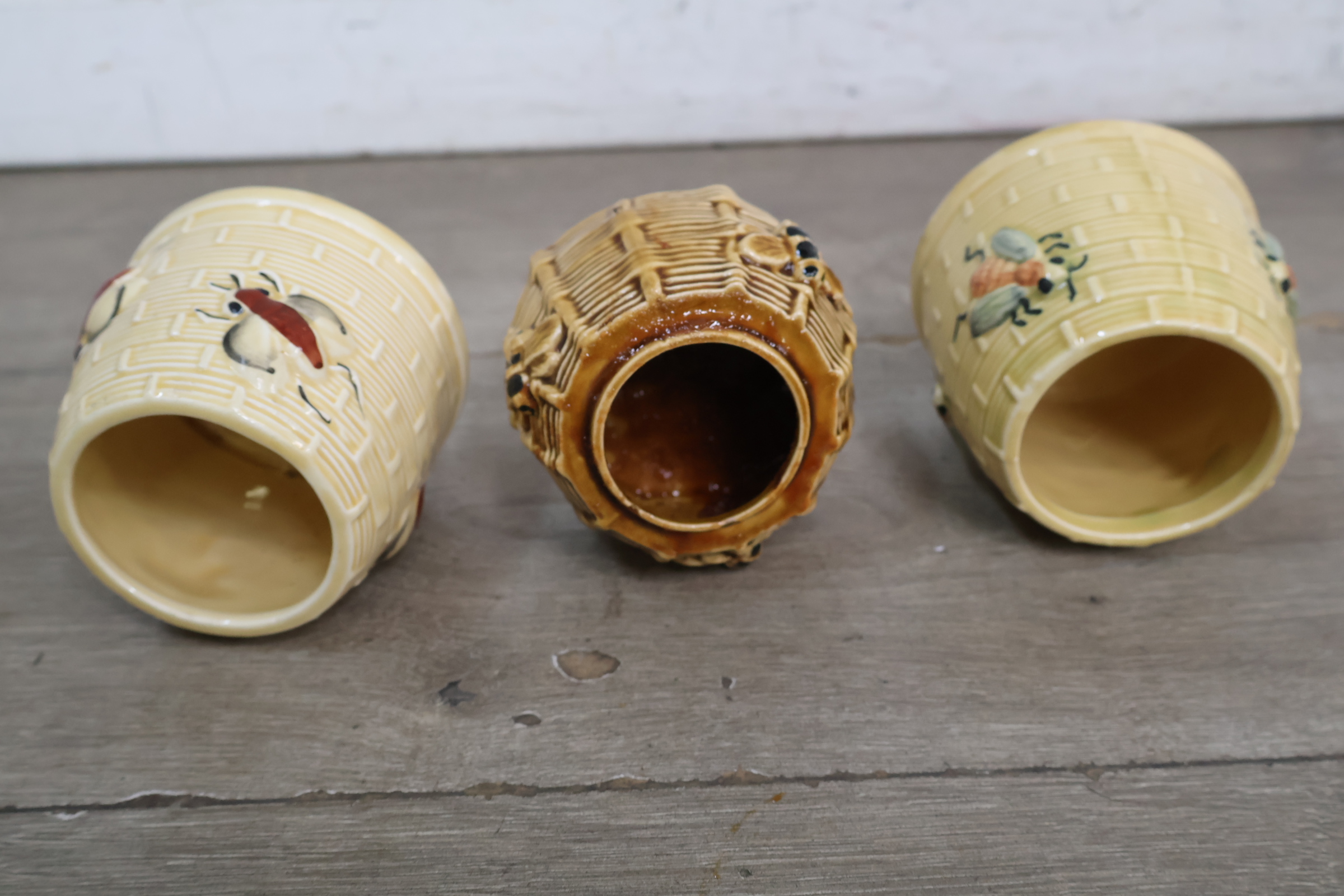 Set van drie bijenkorf keramieken decoraties – foto 8 – kavel bij GSD Auctions, Zoeterwoude