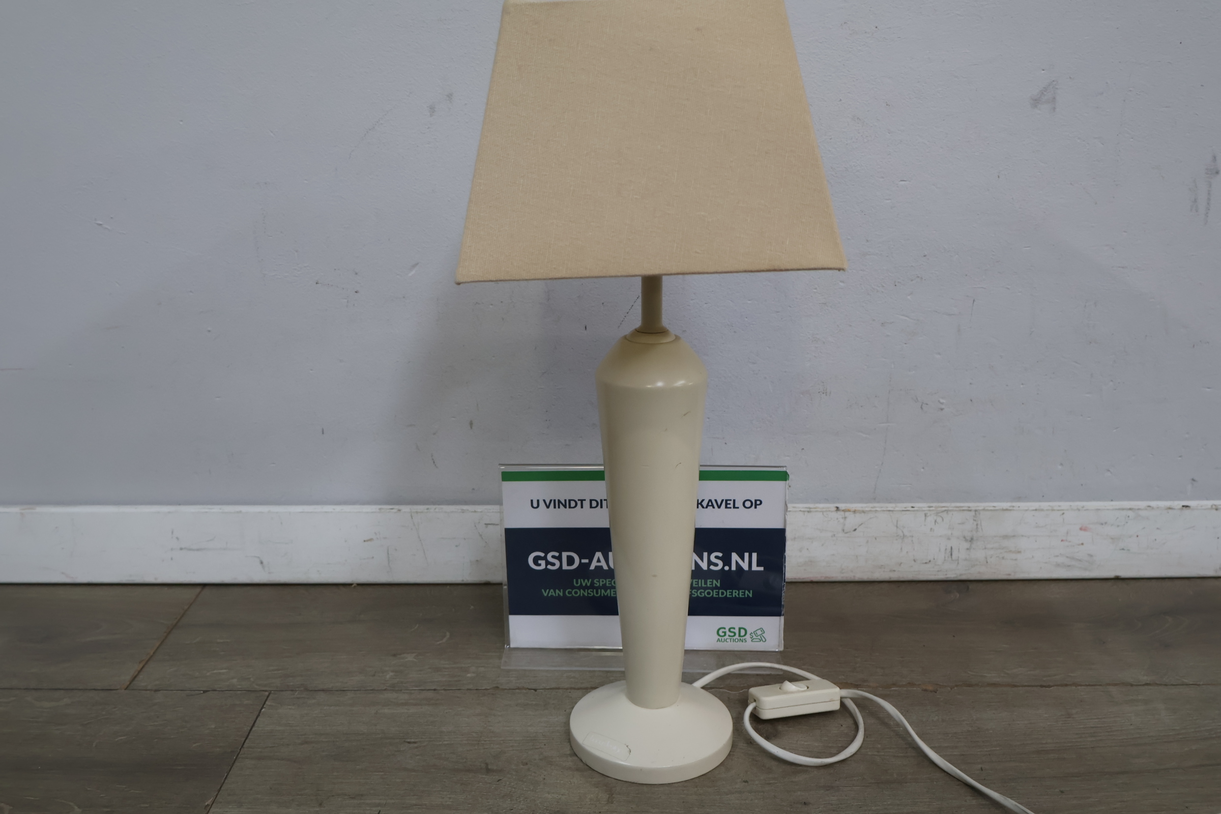Witte tafellamp met beige lampenkap – foto 2 – kavel bij GSD Auctions, Zoeterwoude