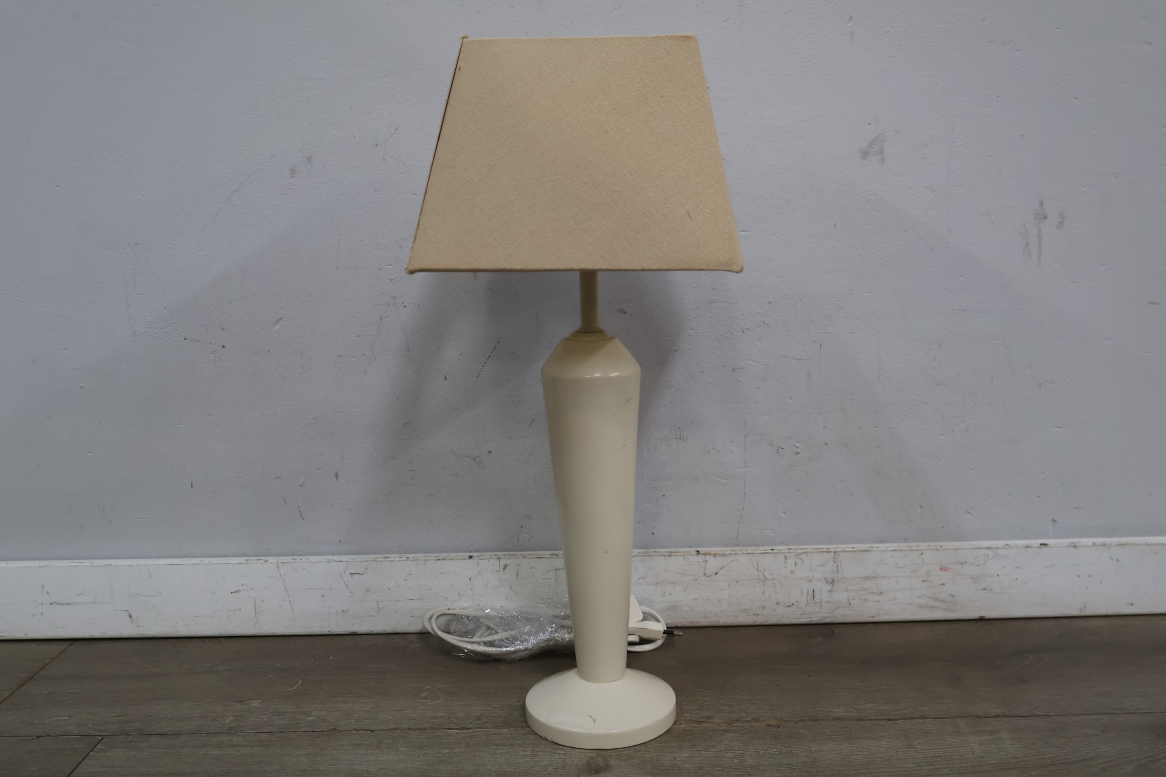 Witte tafellamp met beige lampenkap – foto 3 – kavel bij GSD Auctions, Zoeterwoude