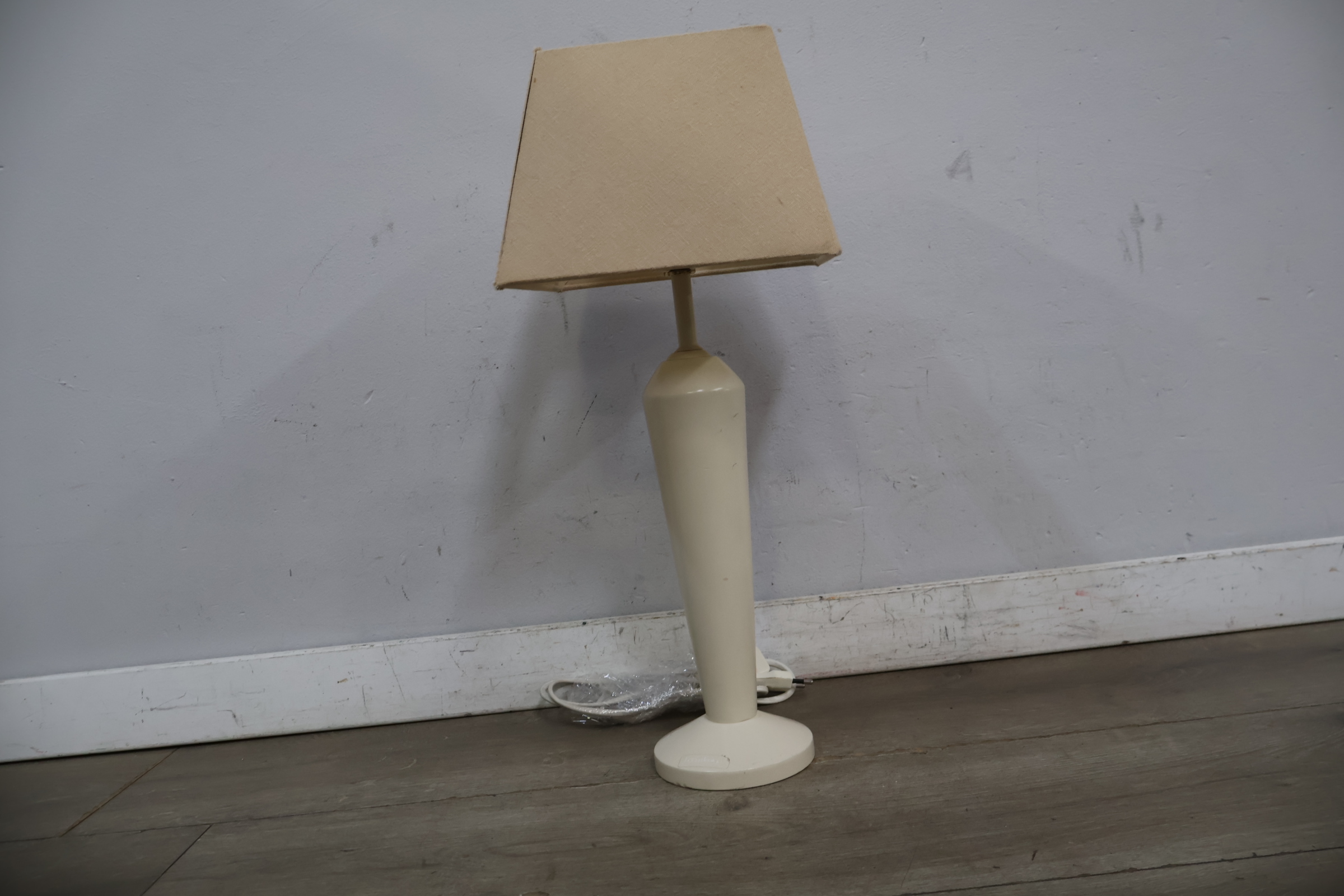 Witte tafellamp met beige lampenkap – foto 4 – kavel bij GSD Auctions, Zoeterwoude