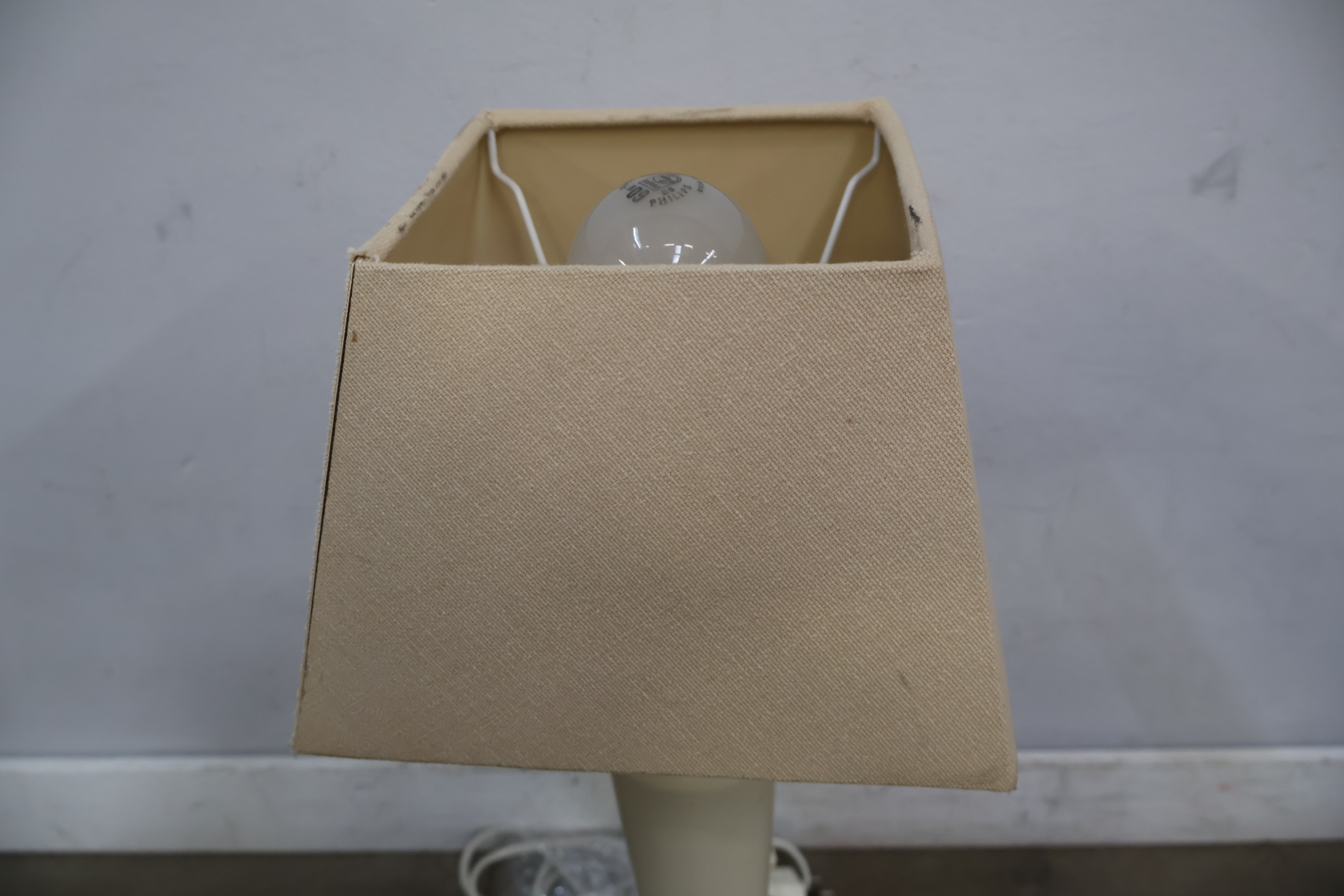 Witte tafellamp met beige lampenkap – foto 6 – kavel bij GSD Auctions, Zoeterwoude