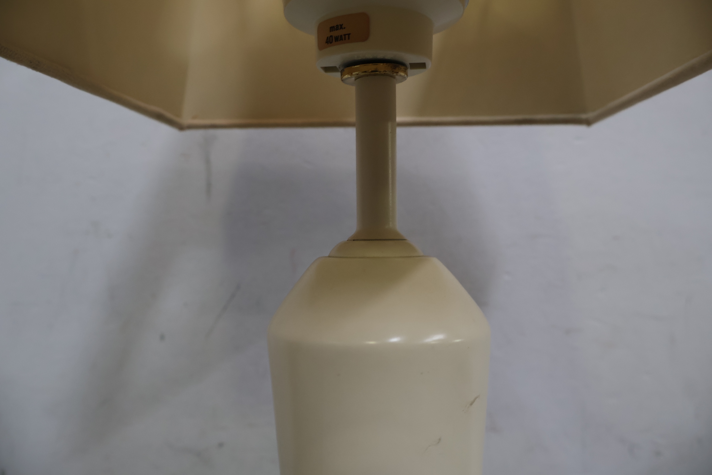 Witte tafellamp met beige lampenkap – foto 9 – kavel bij GSD Auctions, Zoeterwoude