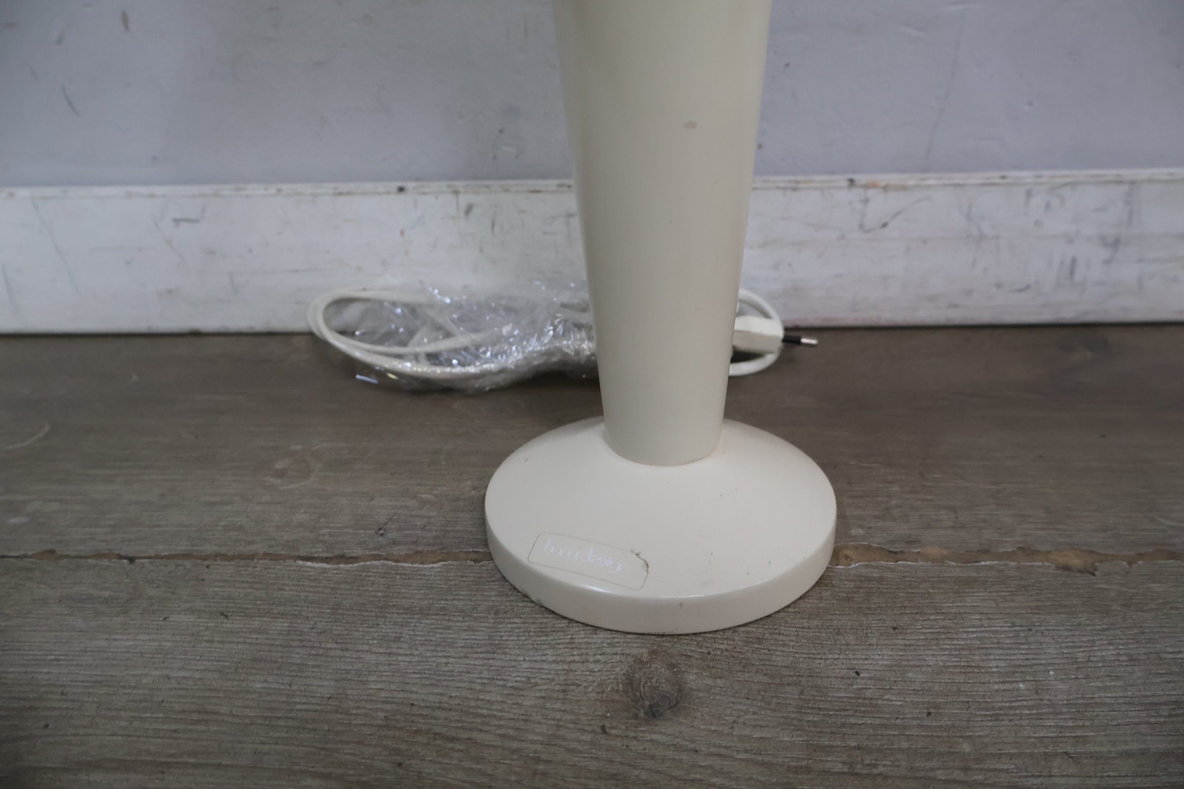 Witte tafellamp met beige lampenkap – foto 10 – kavel bij GSD Auctions, Zoeterwoude