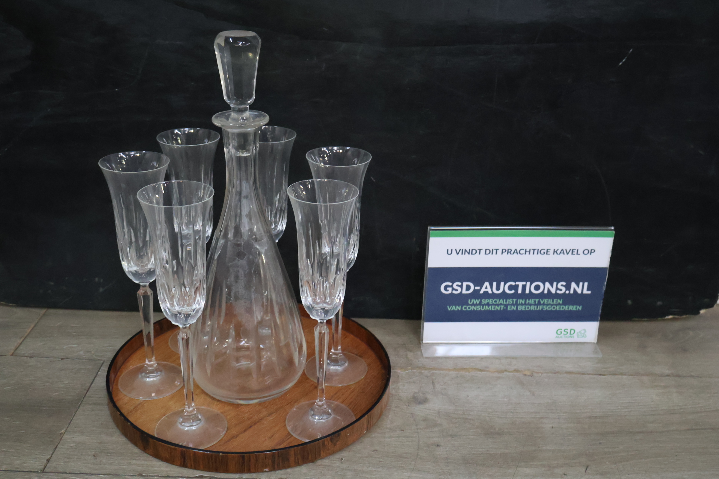 Glazen karaf met zes kristallen glazen op houten dienblad – foto 2 – kavel bij GSD Auctions, Zoeterwoude