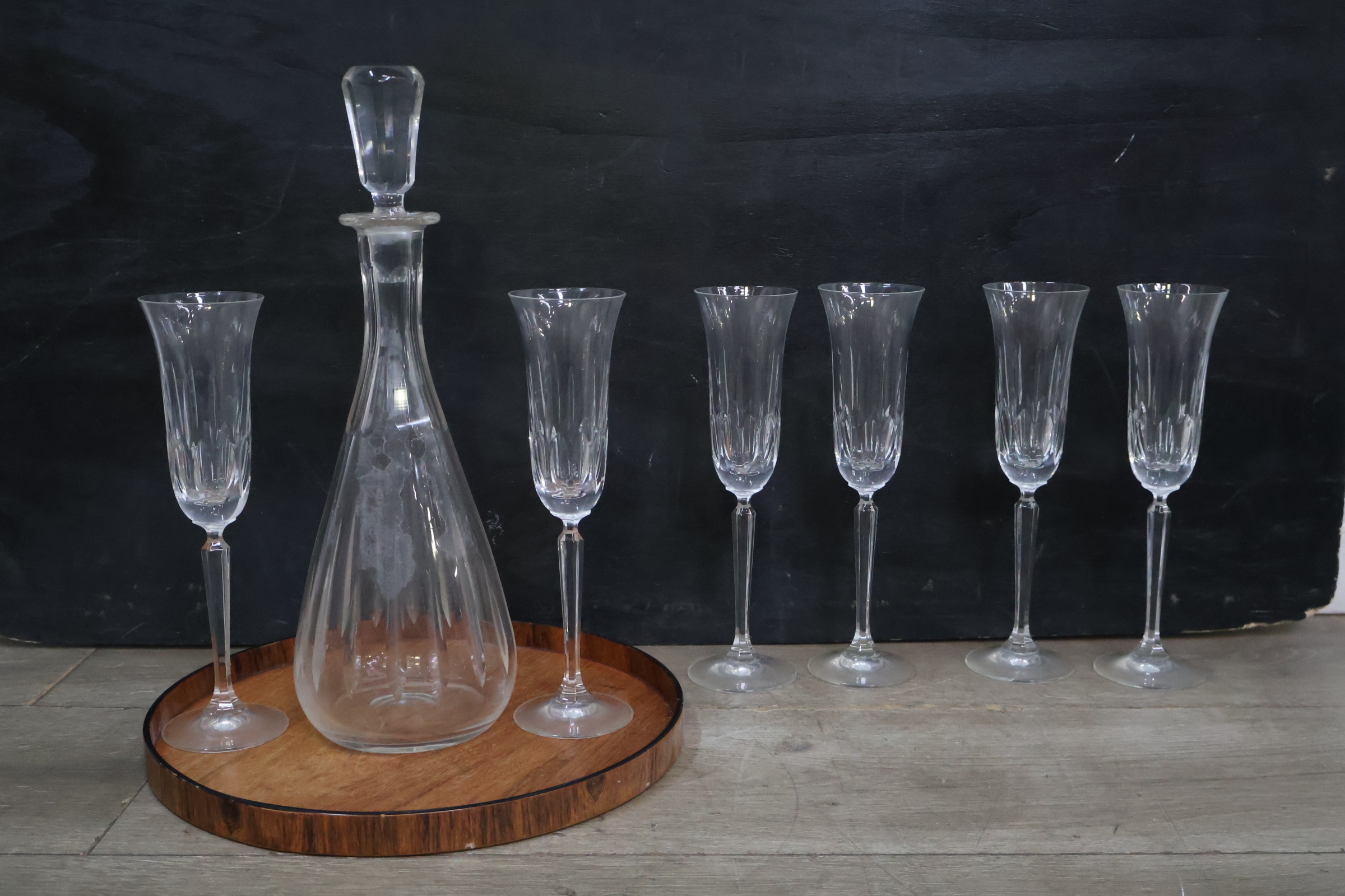 Glazen karaf met zes kristallen glazen op houten dienblad – foto 3 – kavel bij GSD Auctions, Zoeterwoude