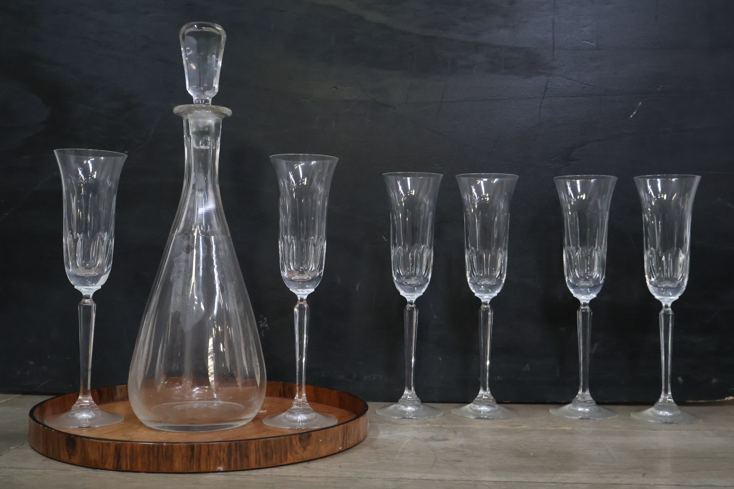 Glazen karaf met zes kristallen glazen op houten dienblad – foto 4 – kavel bij GSD Auctions, Zoeterwoude