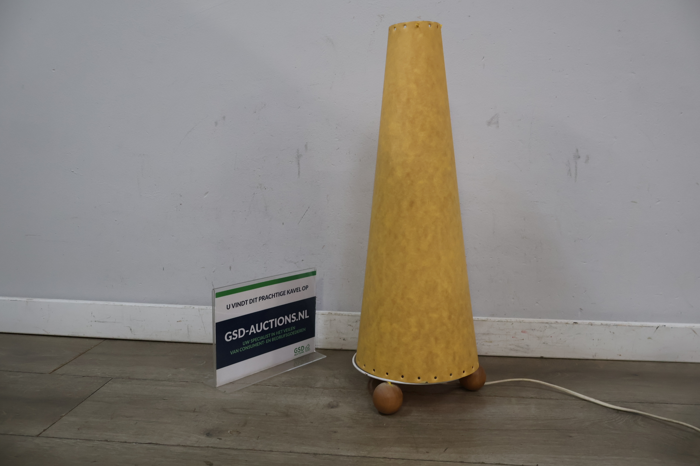 Oranje design vloerlamp conisch model – foto 2 – kavel bij GSD Auctions, Zoeterwoude