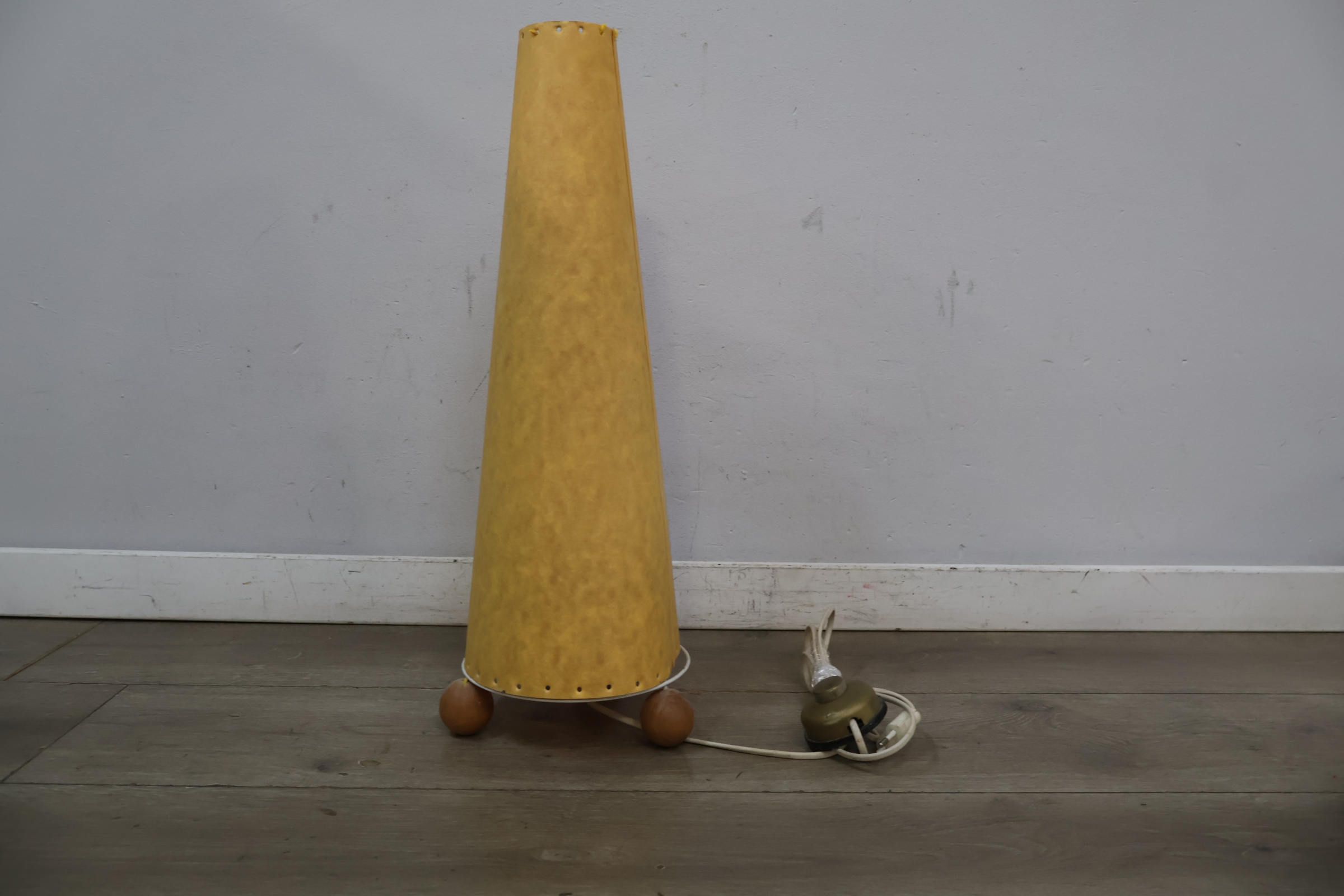 Oranje design vloerlamp conisch model – foto 3 – kavel bij GSD Auctions, Zoeterwoude