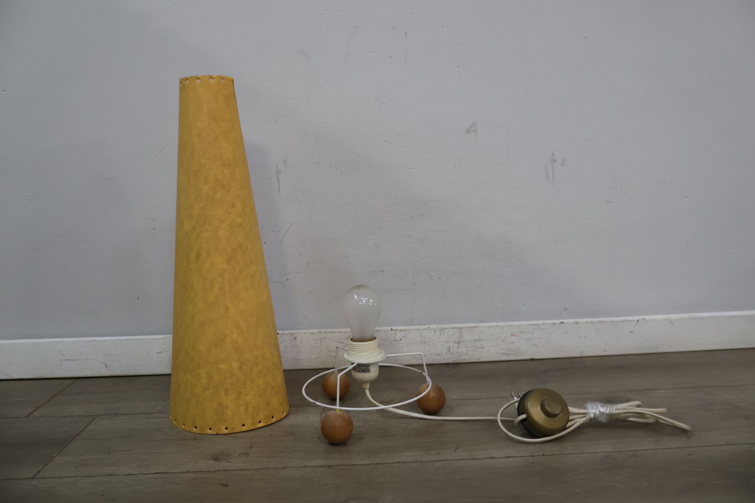Oranje design vloerlamp conisch model – foto 5 – kavel bij GSD Auctions, Zoeterwoude
