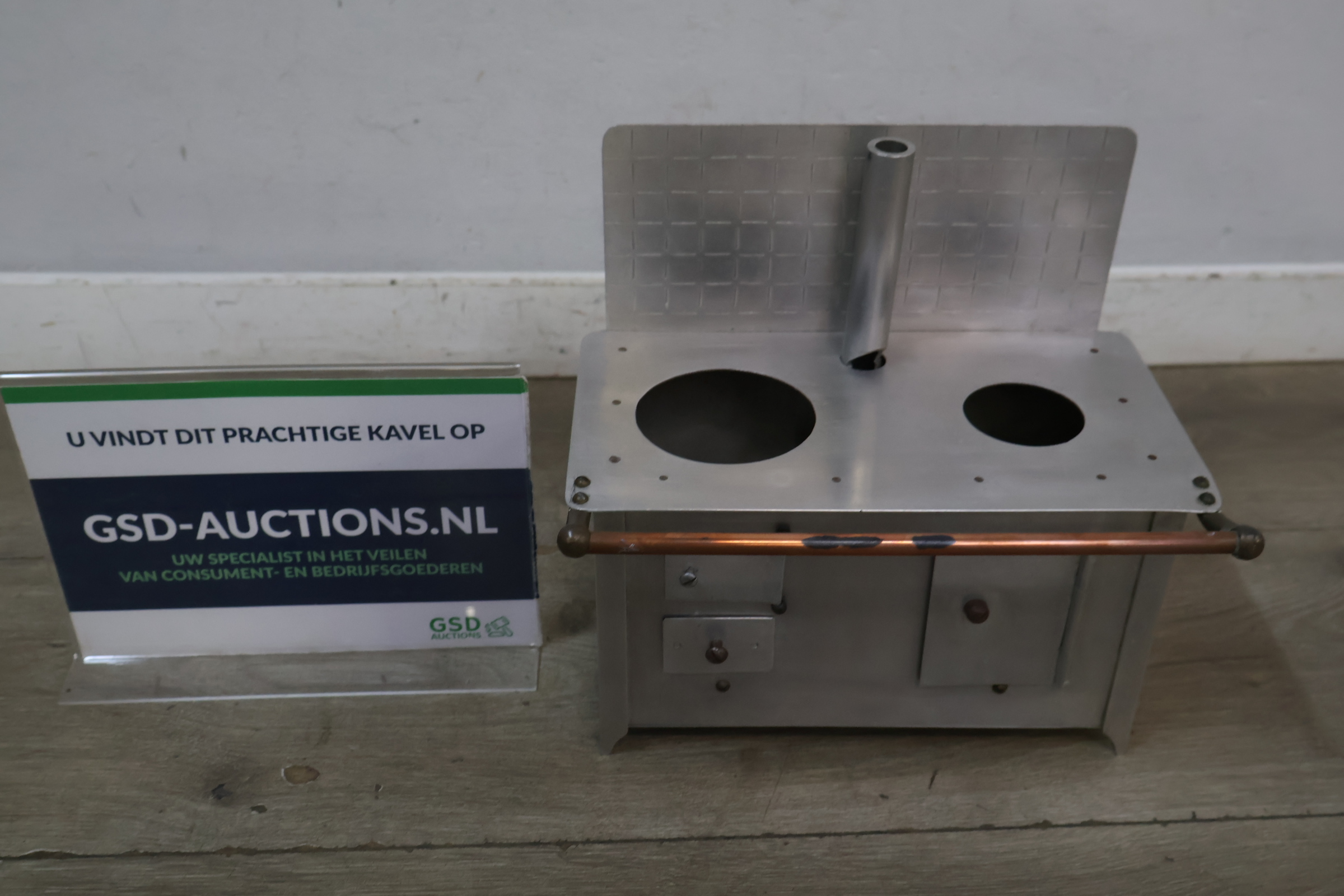 Metalen speelgoedfornuis met koperen handgreep – foto 2 – kavel bij GSD Auctions, Zoeterwoude