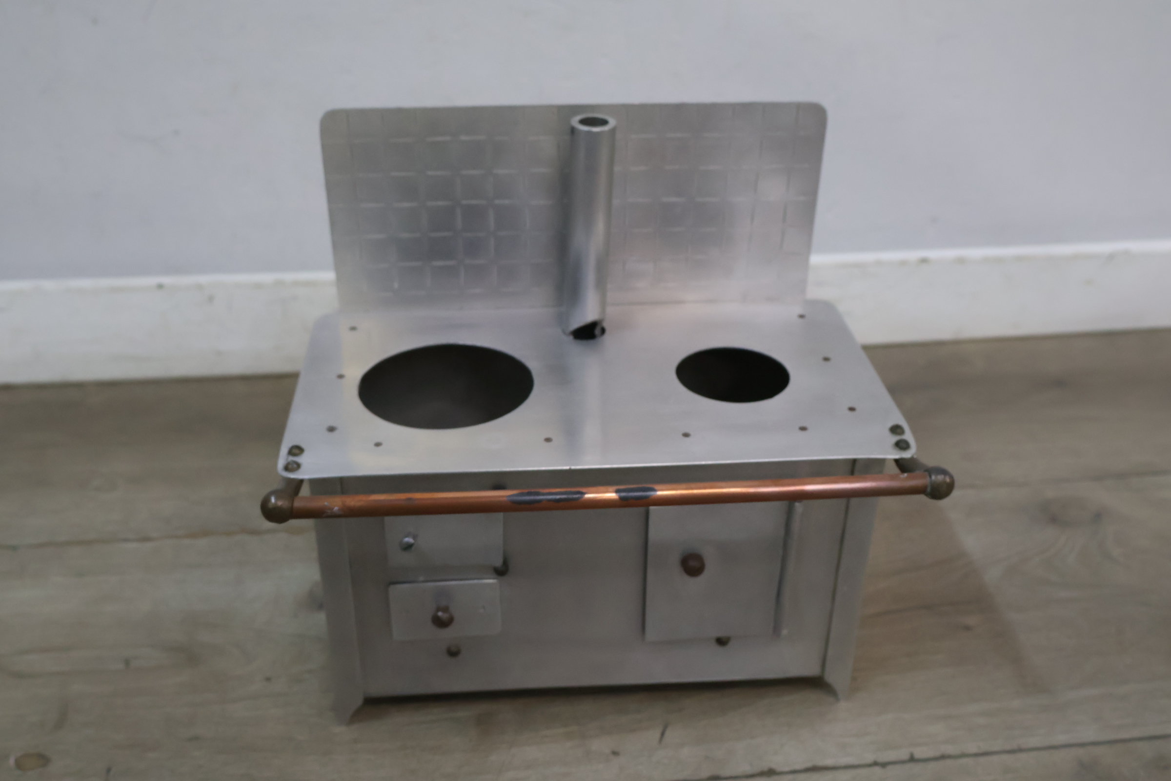 Metalen speelgoedfornuis met koperen handgreep – foto 3 – kavel bij GSD Auctions, Zoeterwoude
