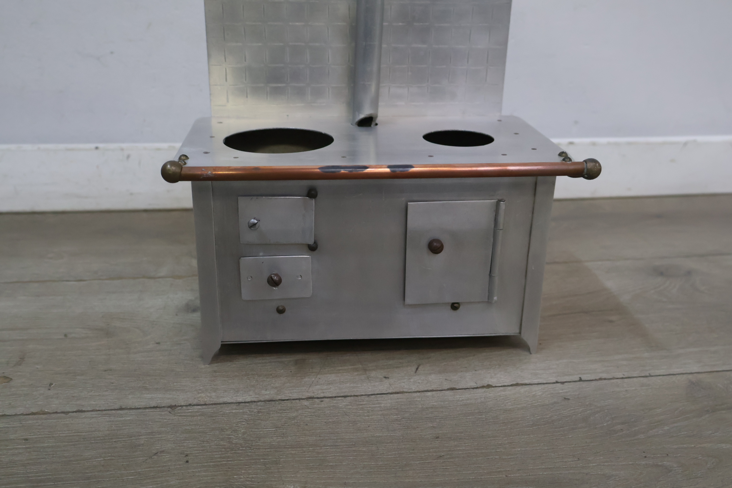 Metalen speelgoedfornuis met koperen handgreep – foto 4 – kavel bij GSD Auctions, Zoeterwoude