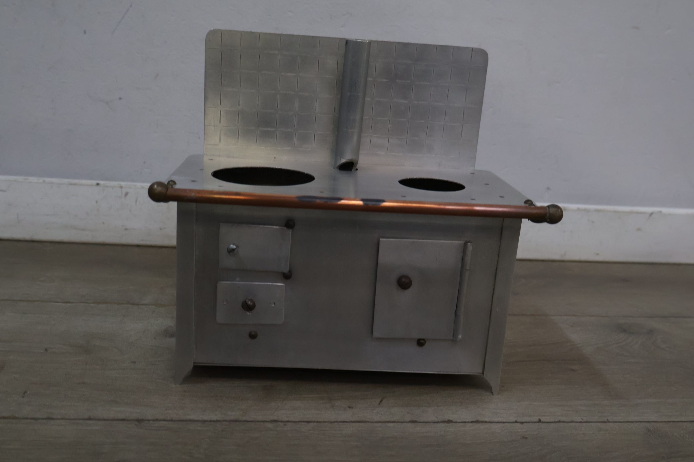 Metalen speelgoedfornuis met koperen handgreep – foto 5 – kavel bij GSD Auctions, Zoeterwoude