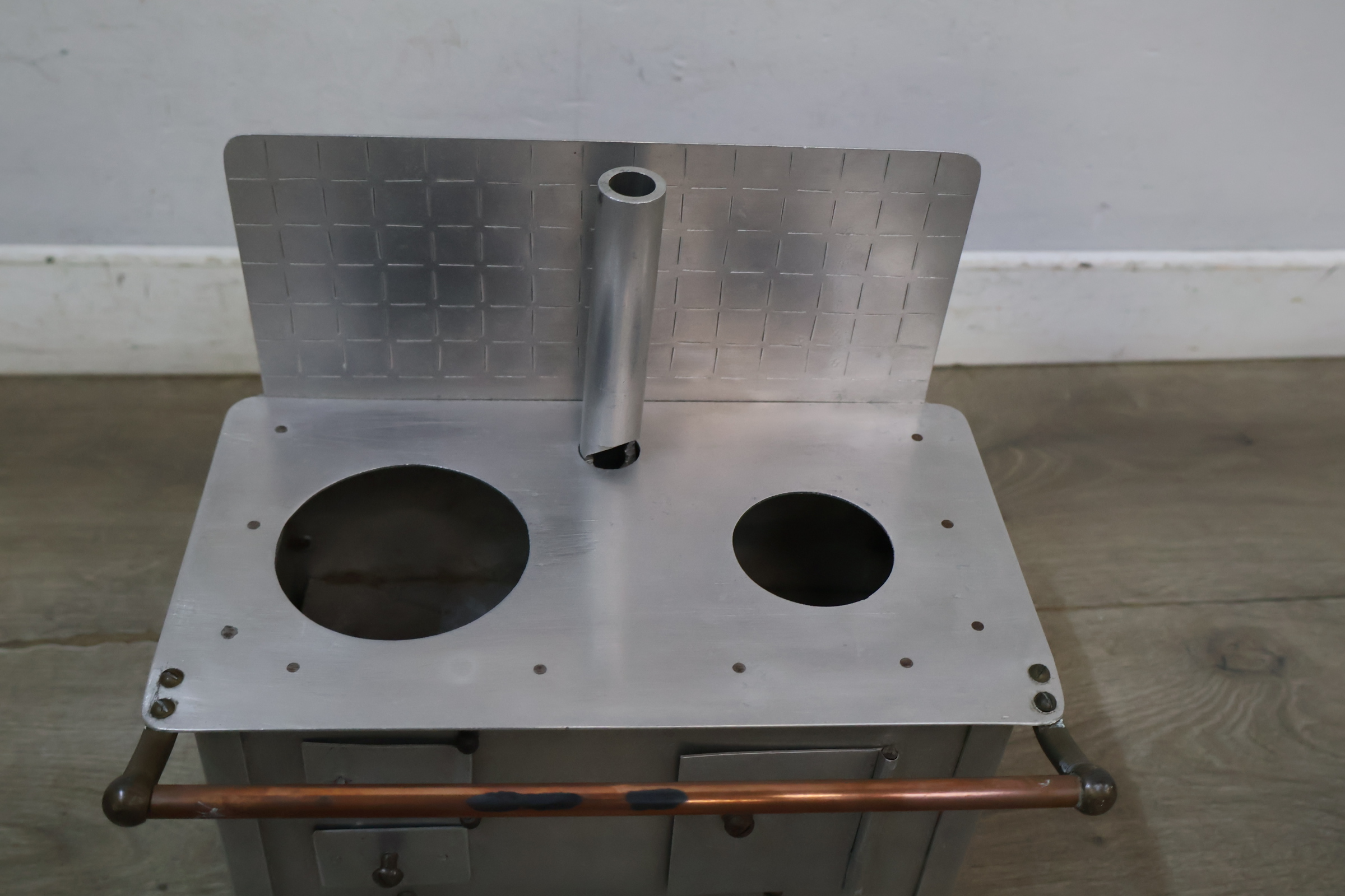 Metalen speelgoedfornuis met koperen handgreep – foto 6 – kavel bij GSD Auctions, Zoeterwoude
