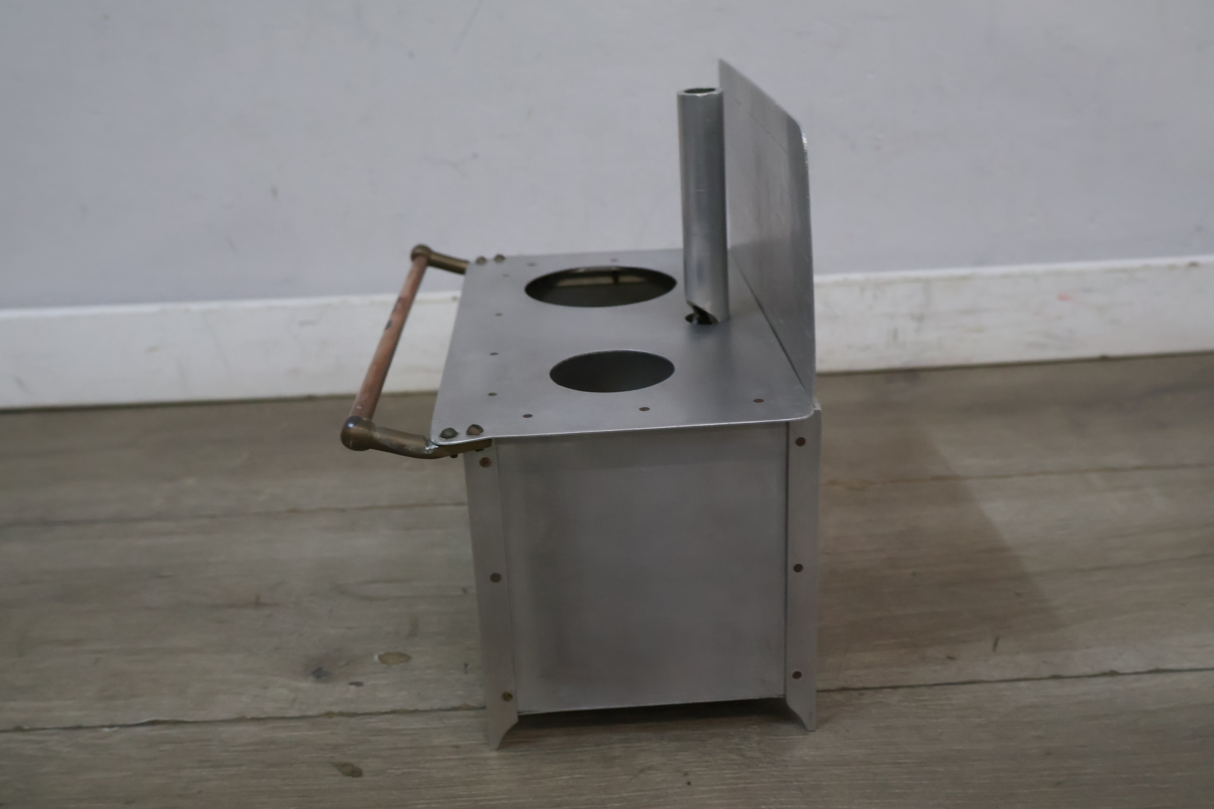 Metalen speelgoedfornuis met koperen handgreep – foto 7 – kavel bij GSD Auctions, Zoeterwoude