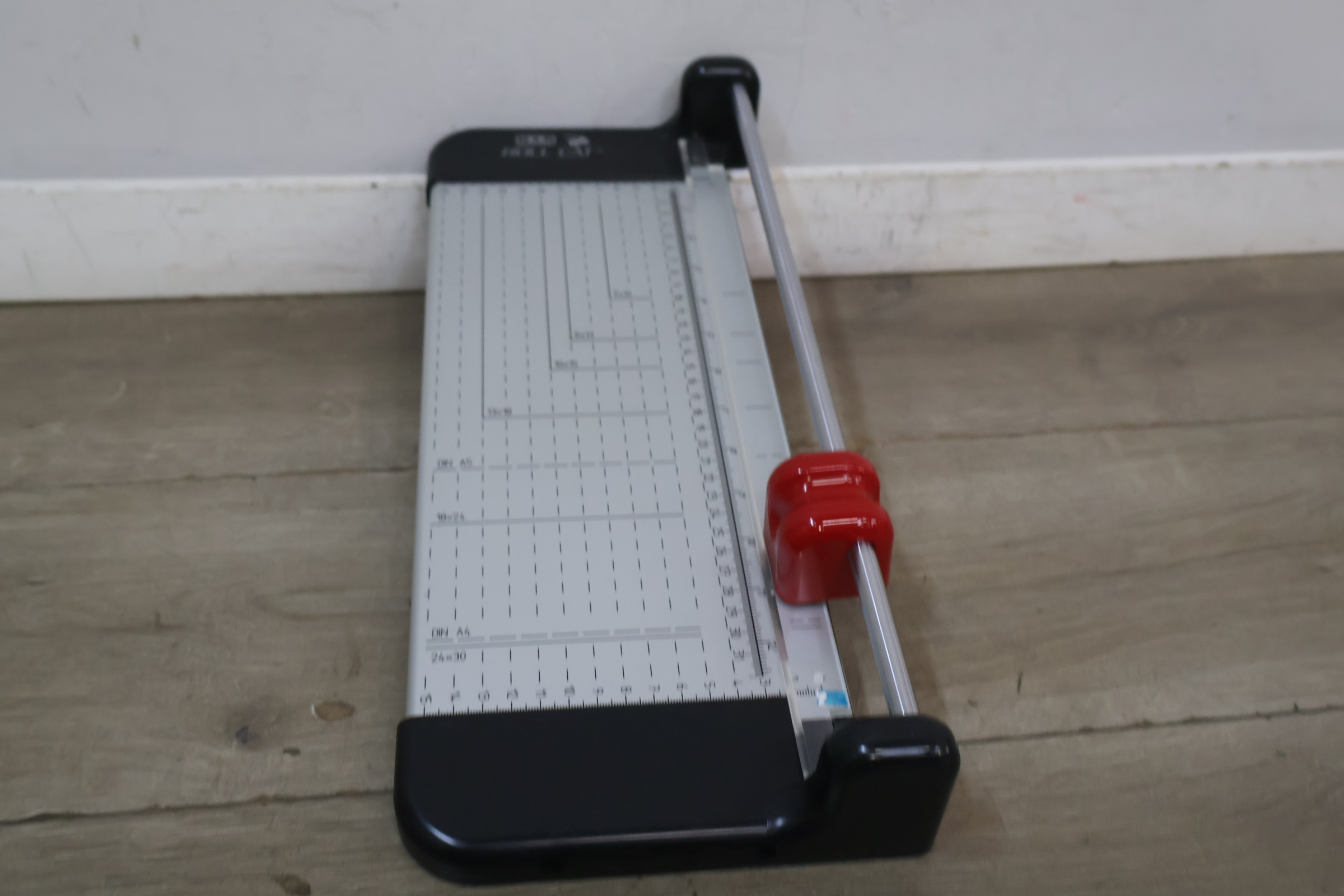 M+B Roll Cat Veiligheids Snijmachine – foto 3 – kavel bij GSD Auctions, Zoeterwoude