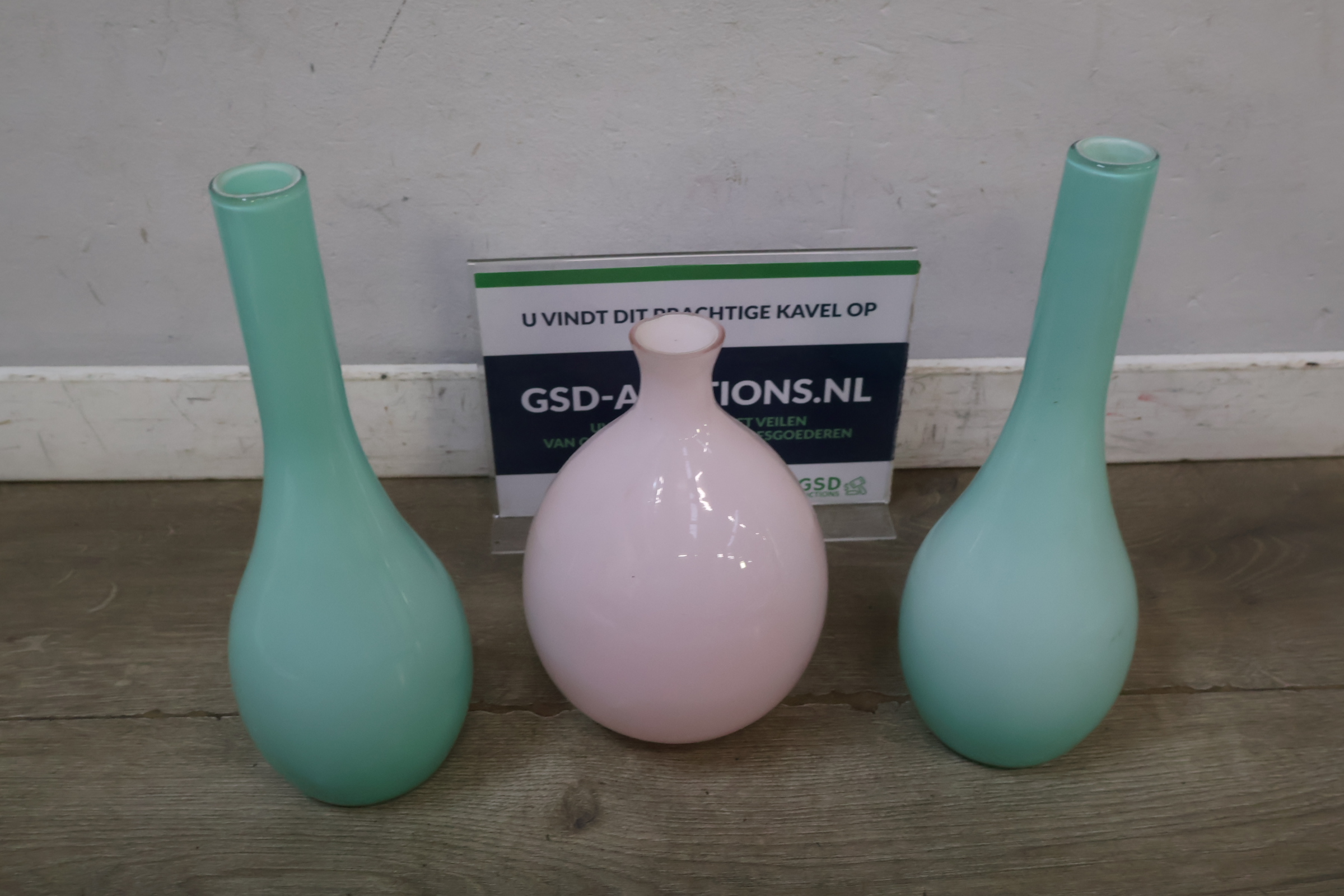Set van drie glazen vazen in pastelkleuren – foto 2 – kavel bij GSD Auctions, Zoeterwoude