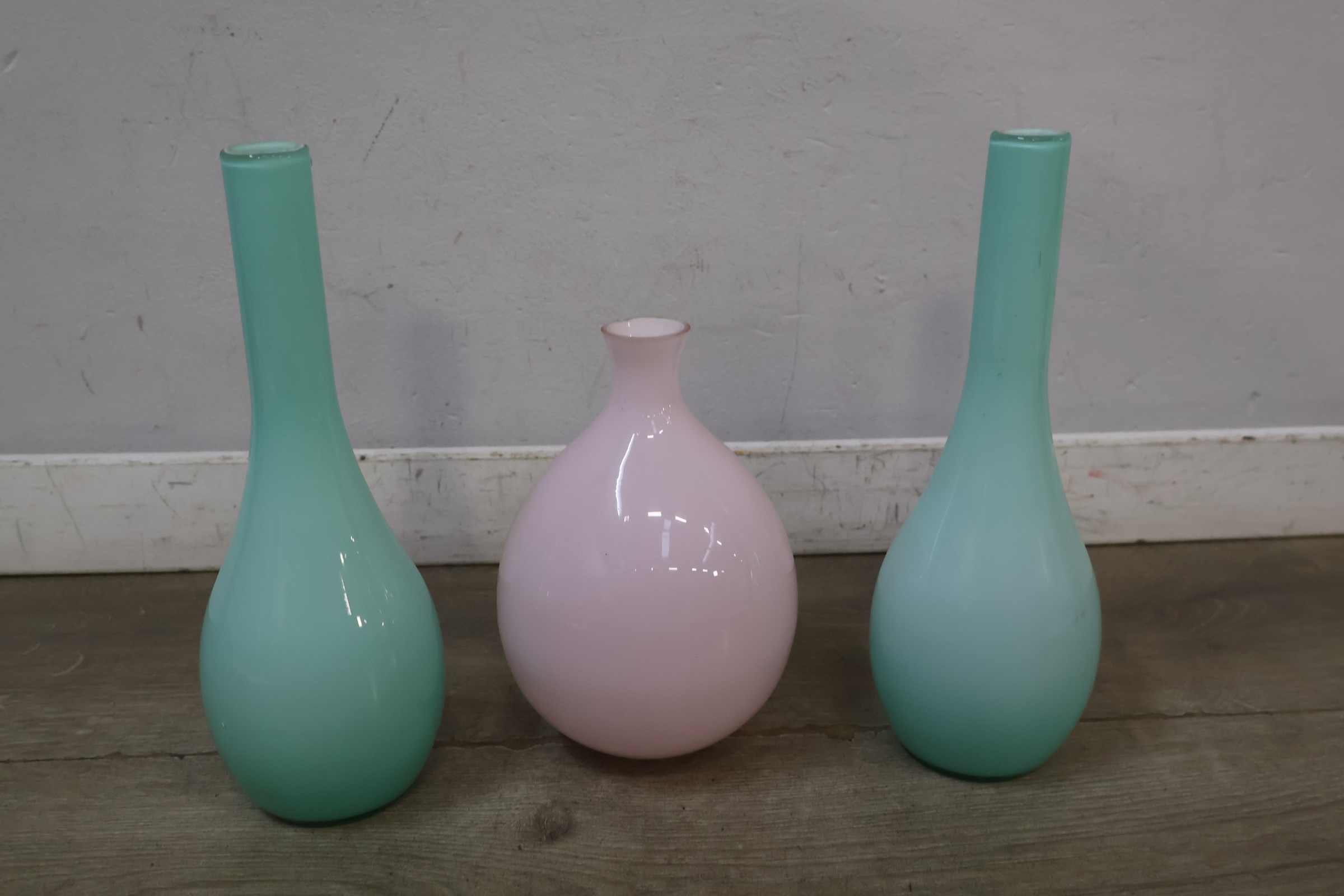 Set van drie glazen vazen in pastelkleuren – foto 3 – kavel bij GSD Auctions, Zoeterwoude