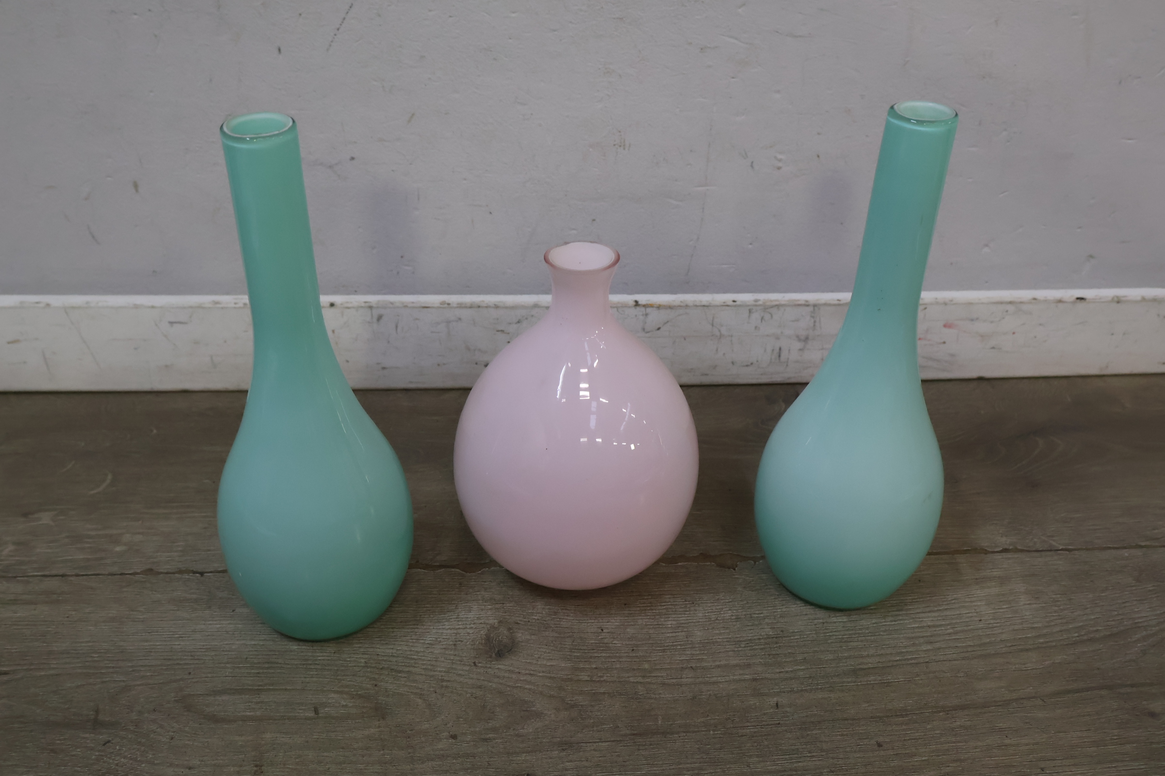 Set van drie glazen vazen in pastelkleuren – foto 4 – kavel bij GSD Auctions, Zoeterwoude