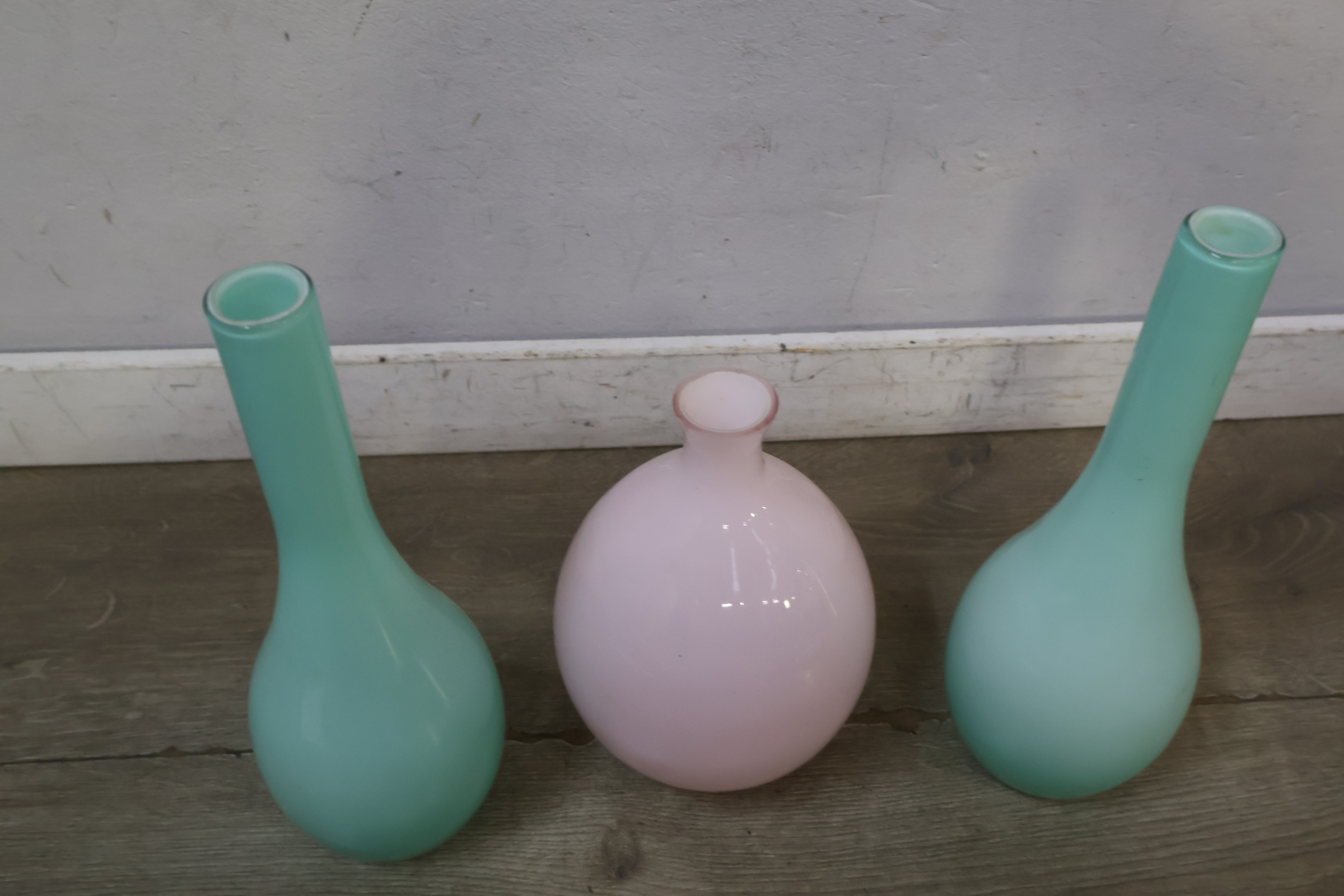 Set van drie glazen vazen in pastelkleuren – foto 5 – kavel bij GSD Auctions, Zoeterwoude