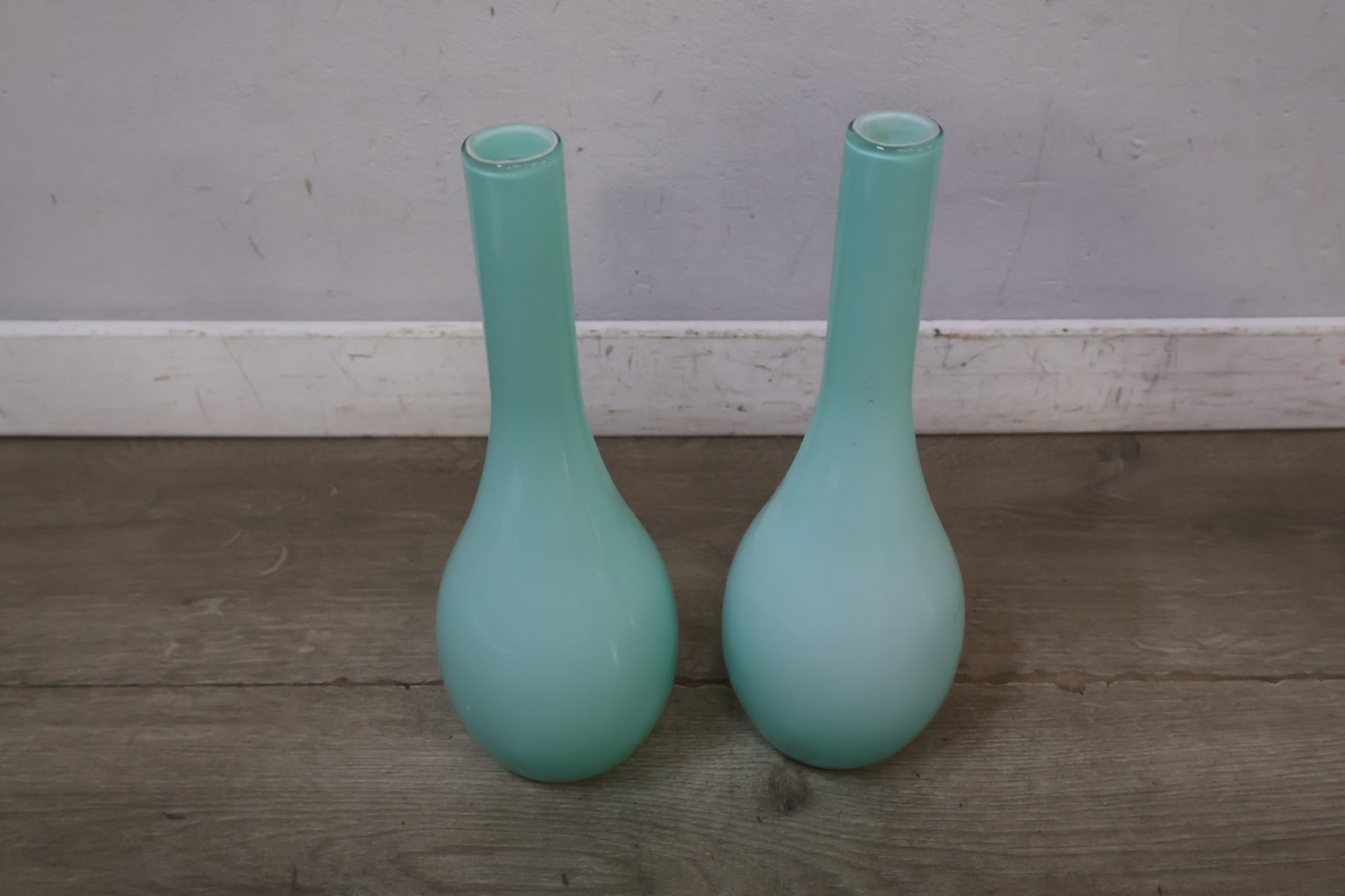 Set van drie glazen vazen in pastelkleuren – foto 6 – kavel bij GSD Auctions, Zoeterwoude