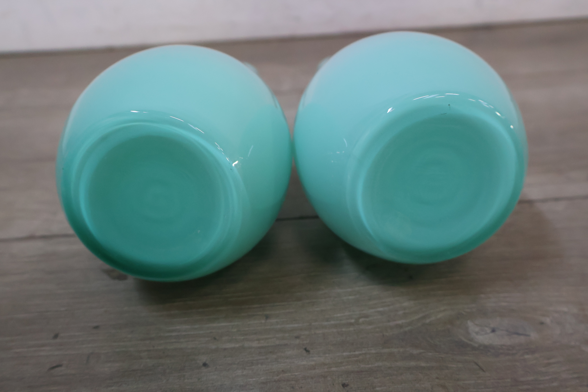Set van drie glazen vazen in pastelkleuren – foto 8 – kavel bij GSD Auctions, Zoeterwoude