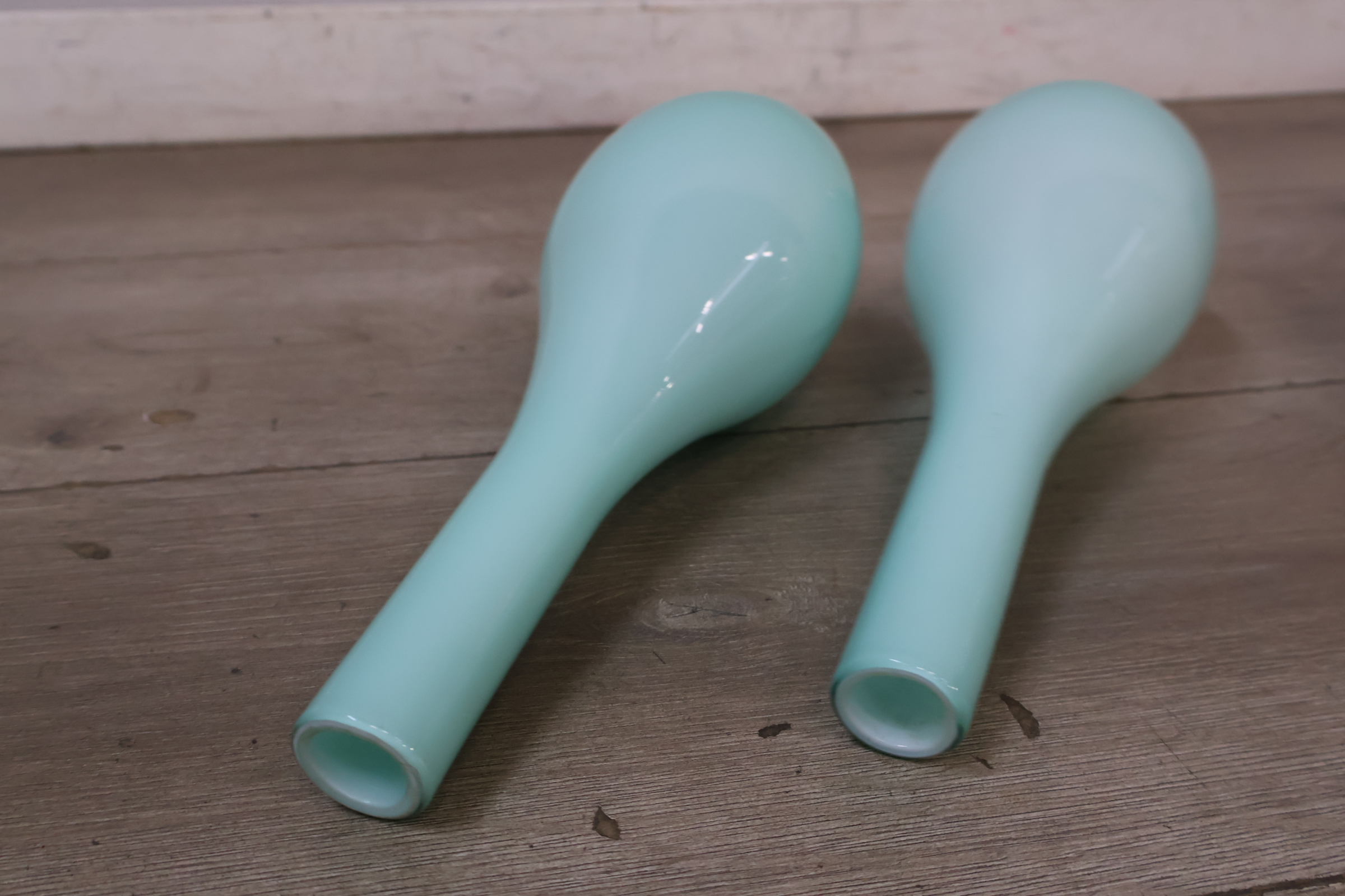 Set van drie glazen vazen in pastelkleuren – foto 9 – kavel bij GSD Auctions, Zoeterwoude