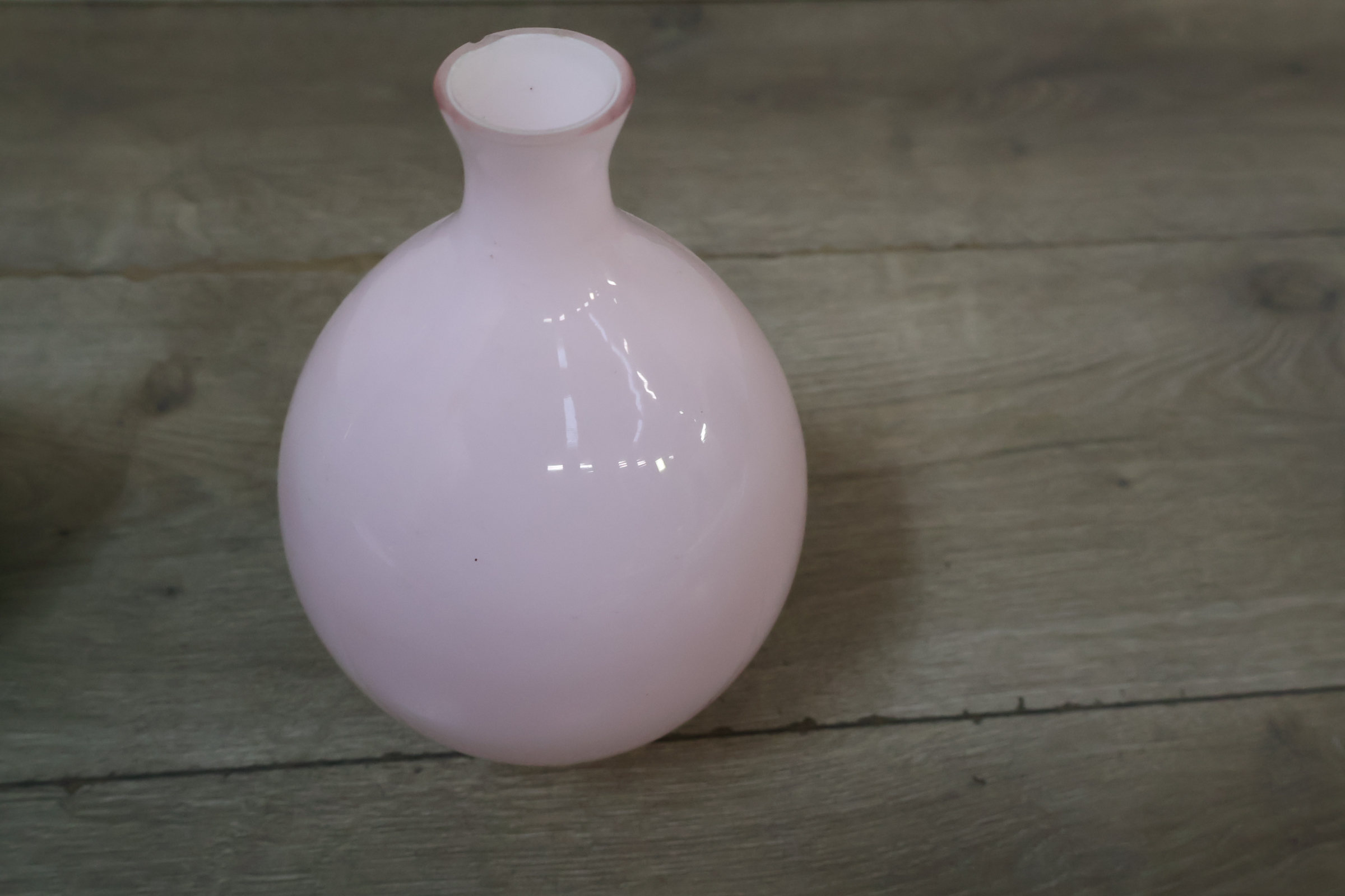Set van drie glazen vazen in pastelkleuren – foto 10 – kavel bij GSD Auctions, Zoeterwoude