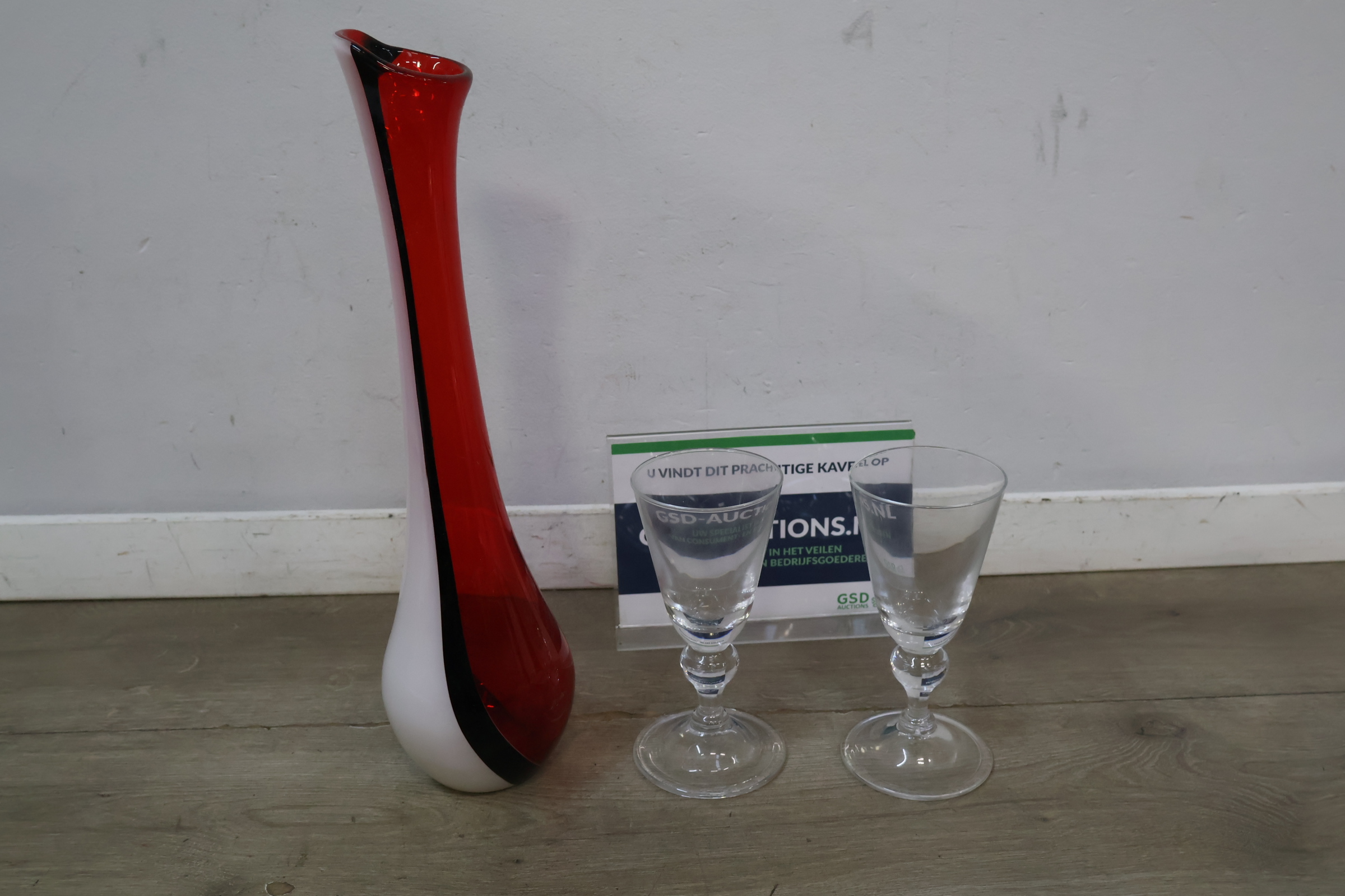 Design vaas met rode en witte kleuren – foto 2 – kavel bij GSD Auctions, Zoeterwoude