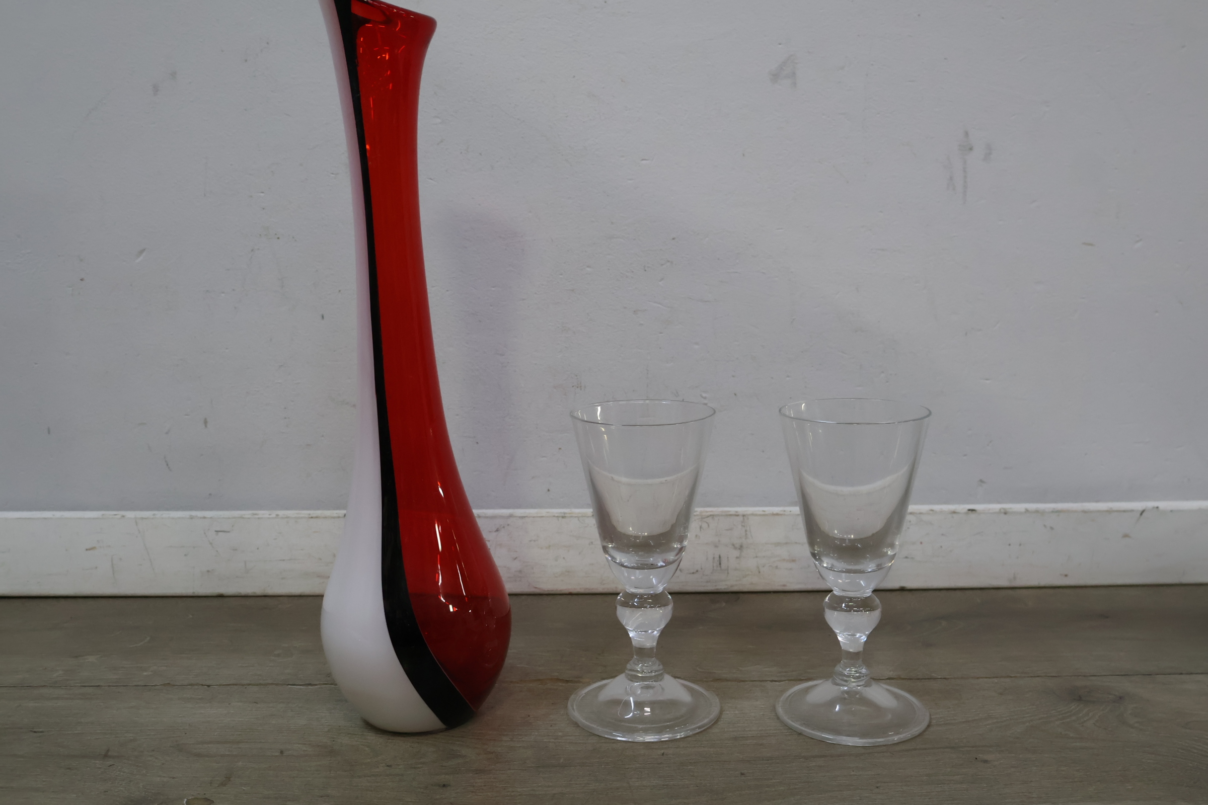 Design vaas met rode en witte kleuren – foto 3 – kavel bij GSD Auctions, Zoeterwoude